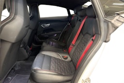 valkoinen Audi RS e-tron GT 2022 kuva 10.