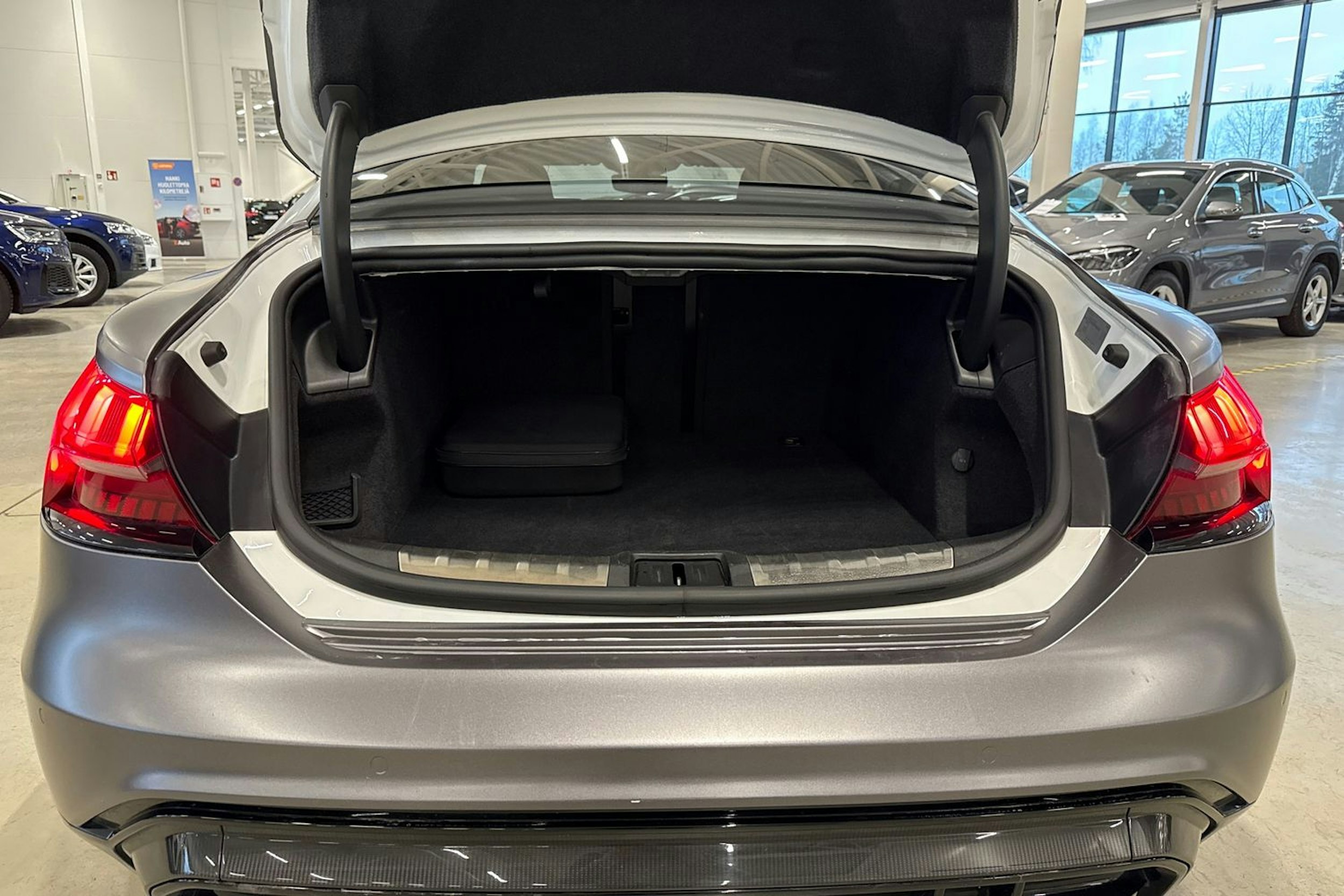 valkoinen Audi RS e-tron GT 2022 kuva 14.