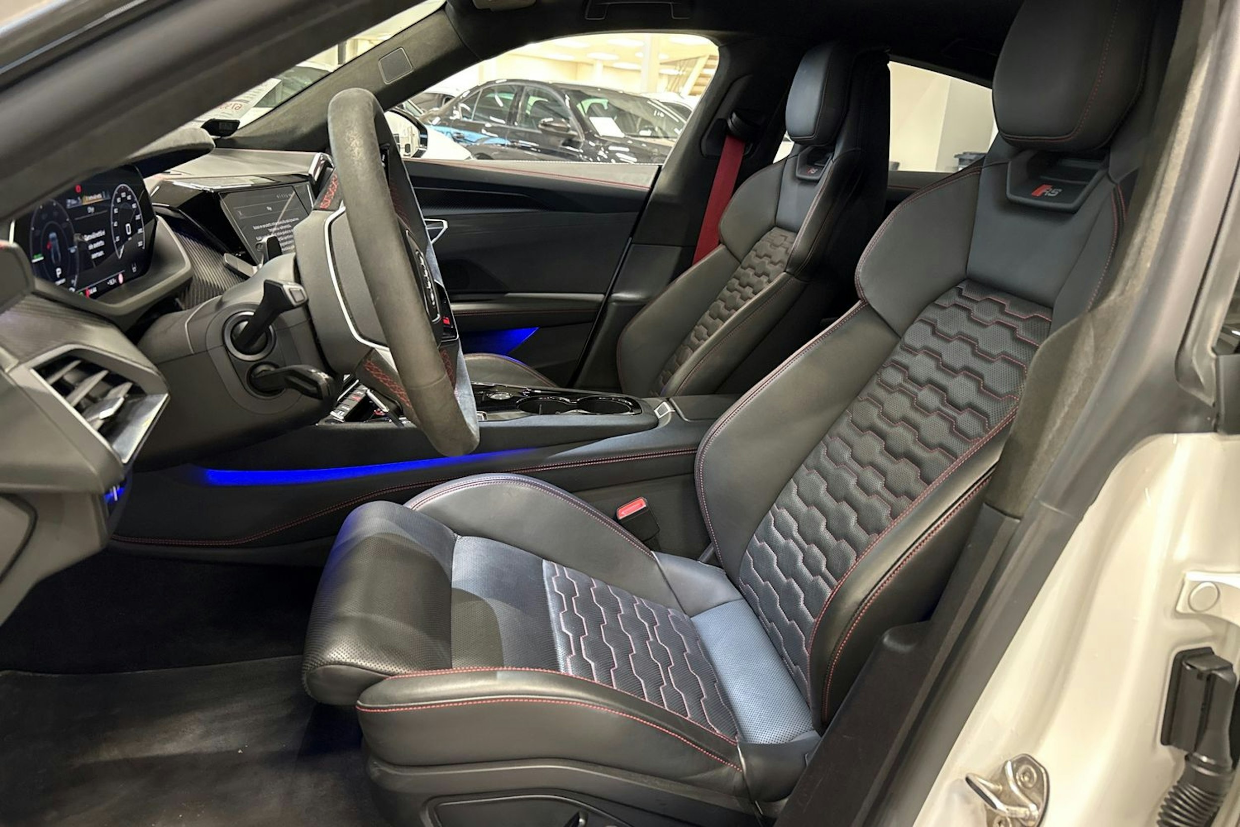 valkoinen Audi RS e-tron GT 2022 kuva 17.