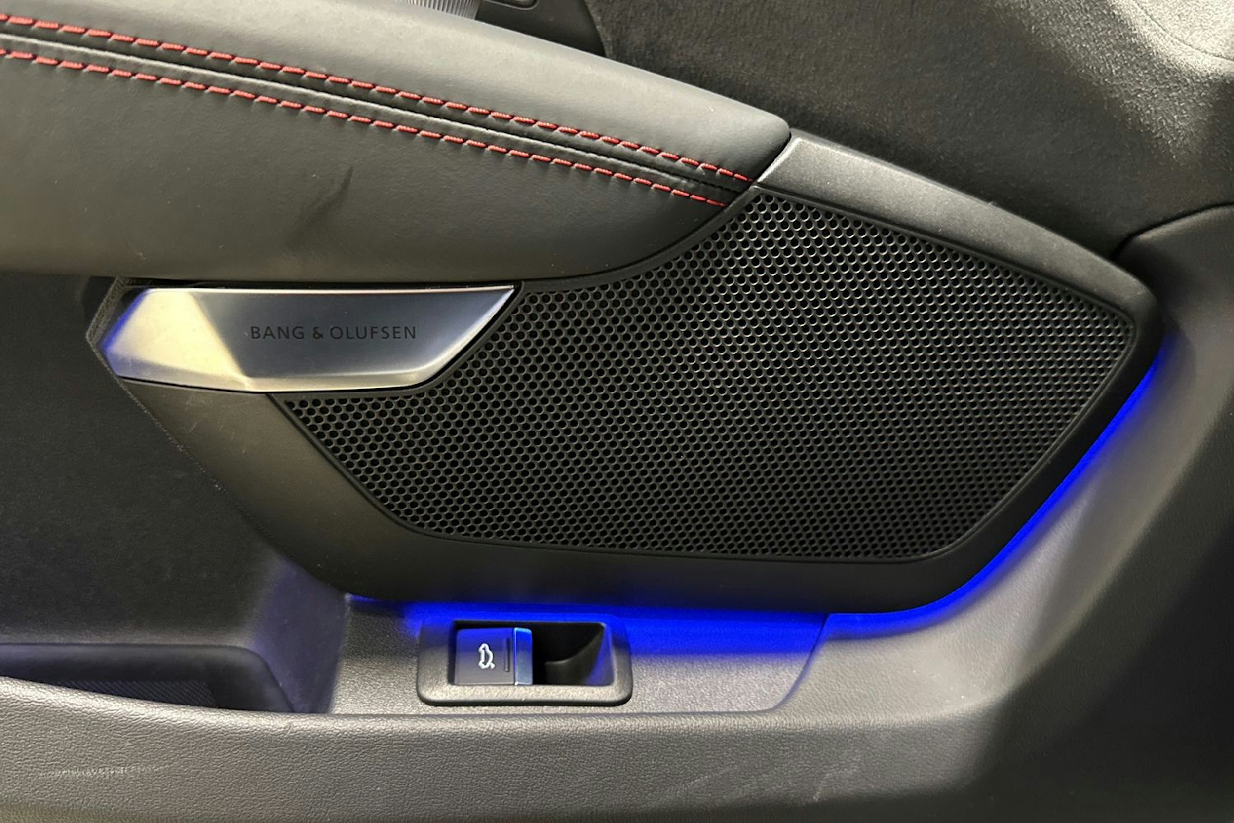 valkoinen Audi RS e-tron GT 2022 kuva 24.