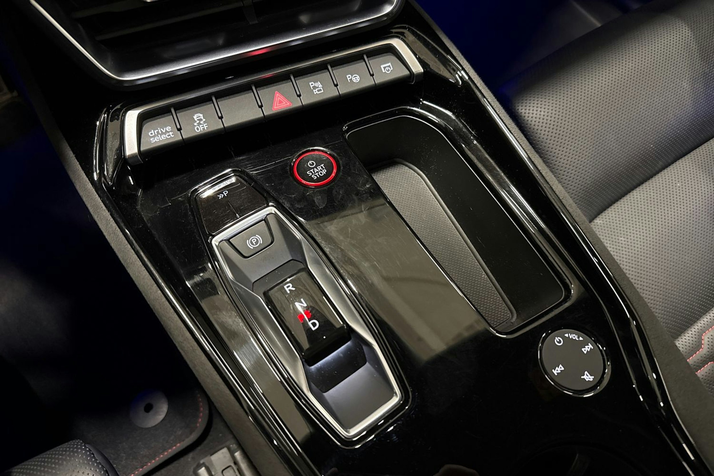 valkoinen Audi RS e-tron GT 2022 kuva 30.