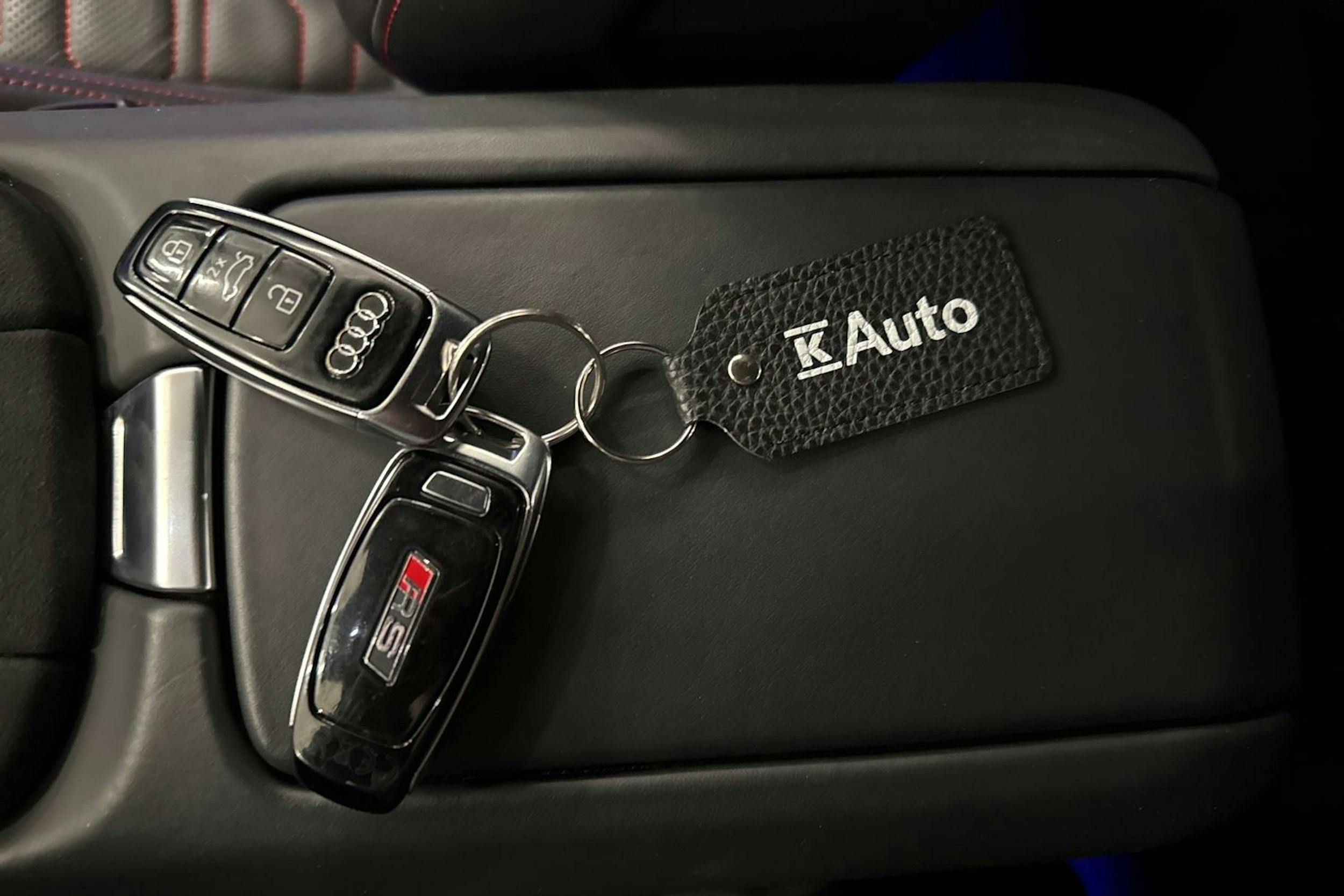 valkoinen Audi RS e-tron GT 2022 kuva 31.