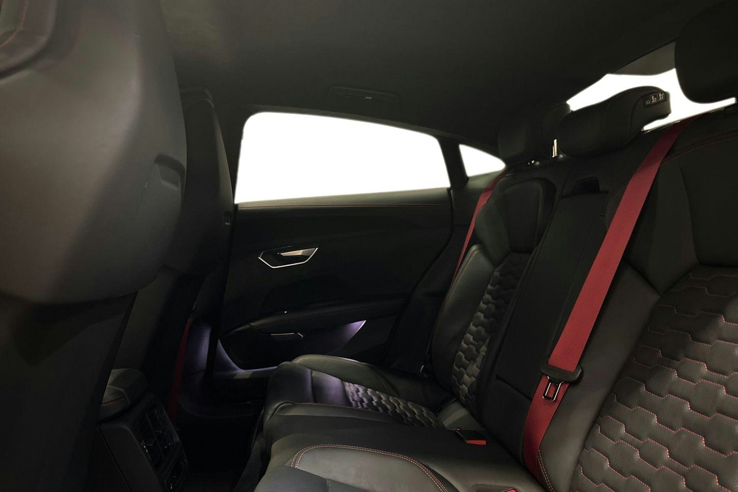 punainen Audi RS e-tron GT 2022 kuva 10.