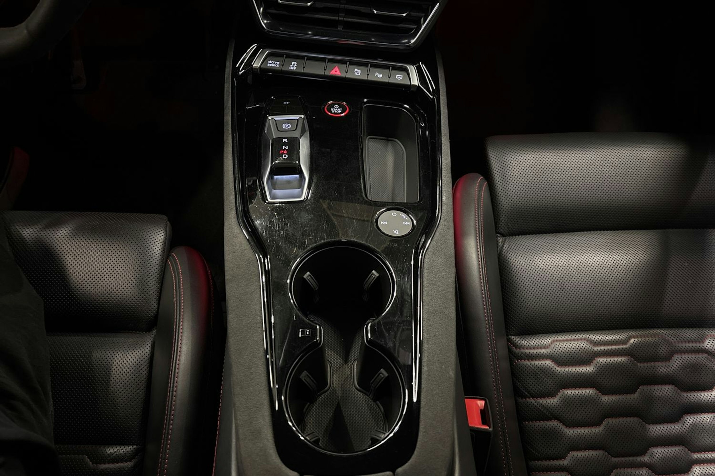 punainen Audi RS e-tron GT 2022 kuva 28.