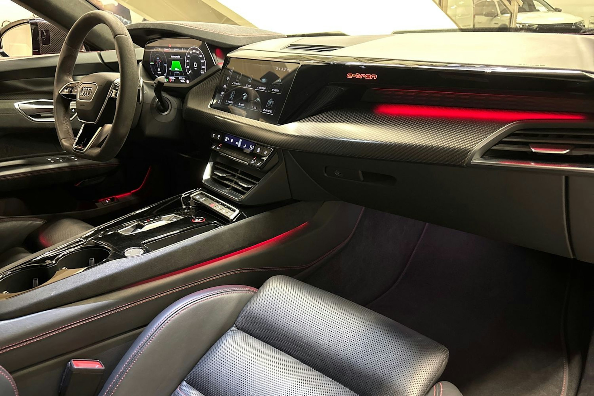 punainen Audi RS e-tron GT 2022 kuva 30.