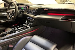 punainen Audi RS e-tron GT 2022 kuva 30.