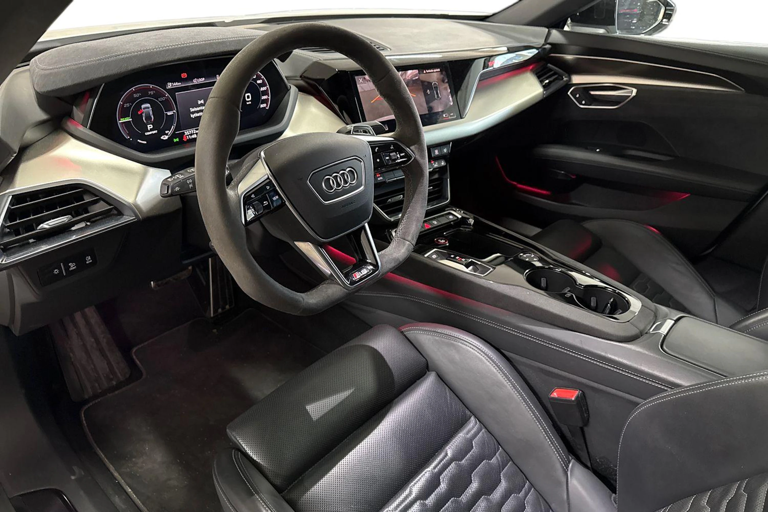 valkoinen Audi RS e-tron GT 2022 kuva 3.