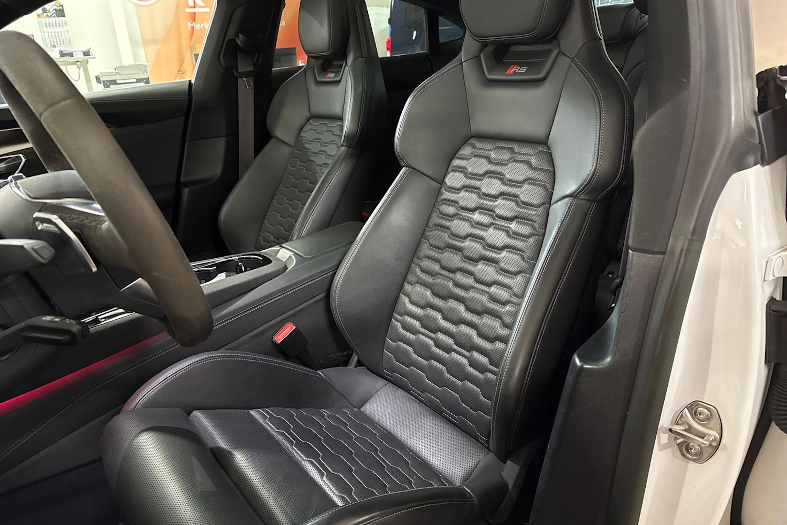 valkoinen Audi RS e-tron GT 2022 kuva 4.