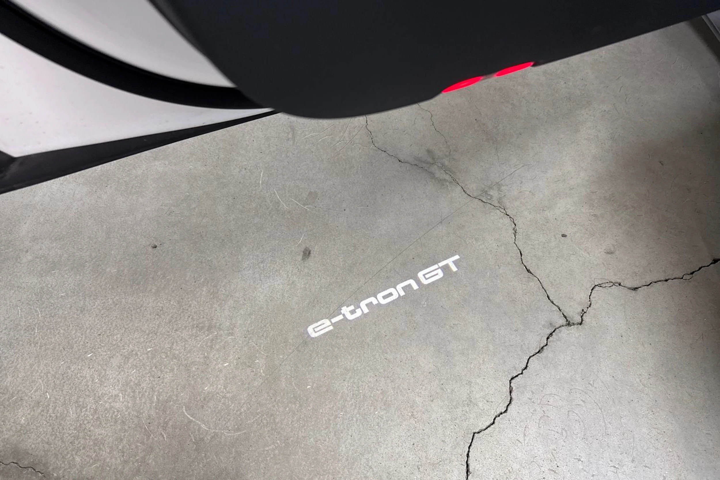 valkoinen Audi RS e-tron GT 2022 kuva 6.