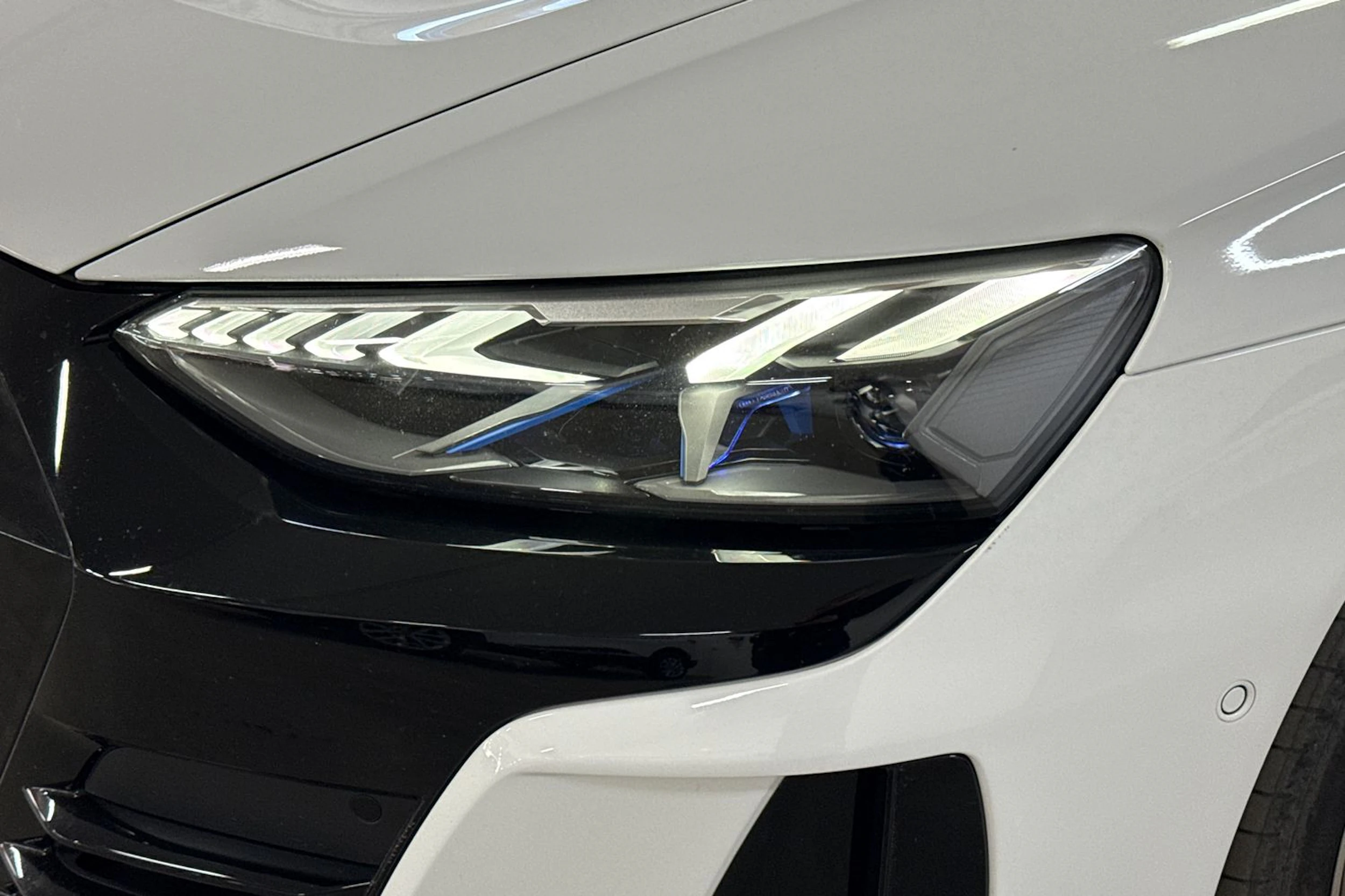 valkoinen Audi RS e-tron GT 2022 kuva 8.