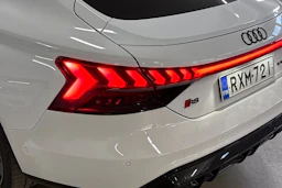 valkoinen Audi RS e-tron GT 2022 kuva 9.