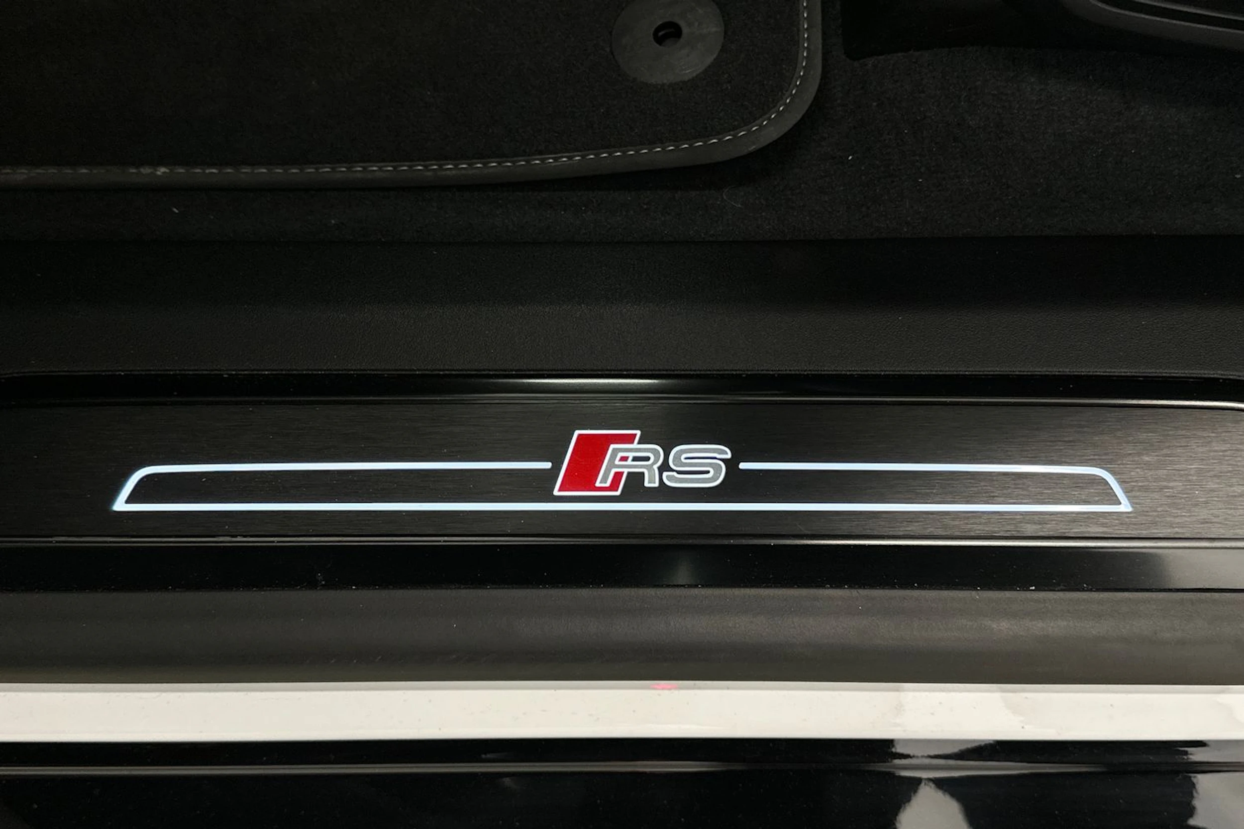 valkoinen Audi RS e-tron GT 2022 kuva 11.
