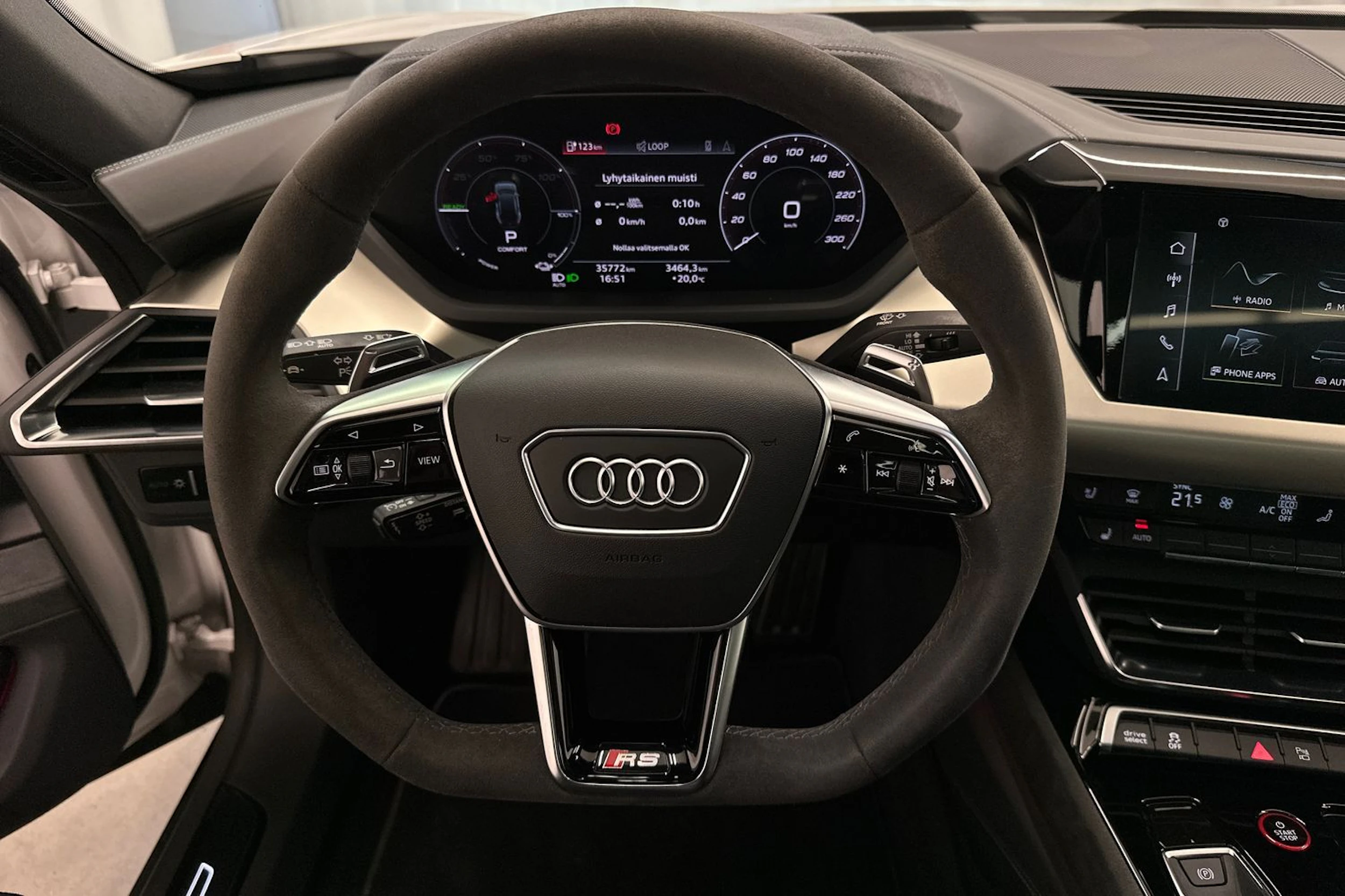 valkoinen Audi RS e-tron GT 2022 kuva 18.