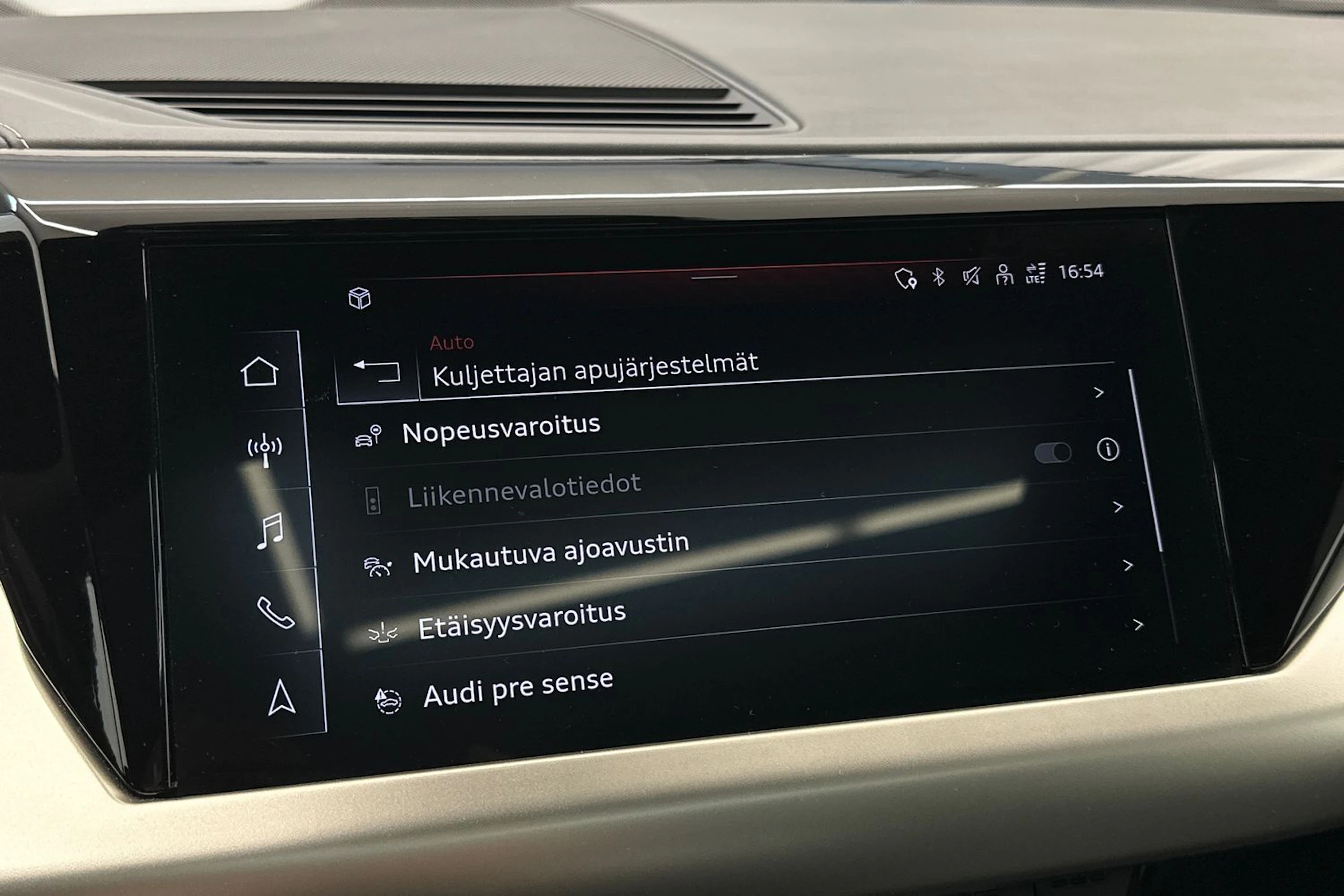 valkoinen Audi RS e-tron GT 2022 kuva 23.