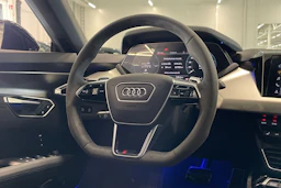 met. musta Audi RS e-tron GT 2022 kuva 14.