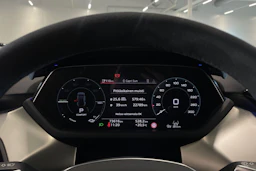 met. musta Audi RS e-tron GT 2022 kuva 16.