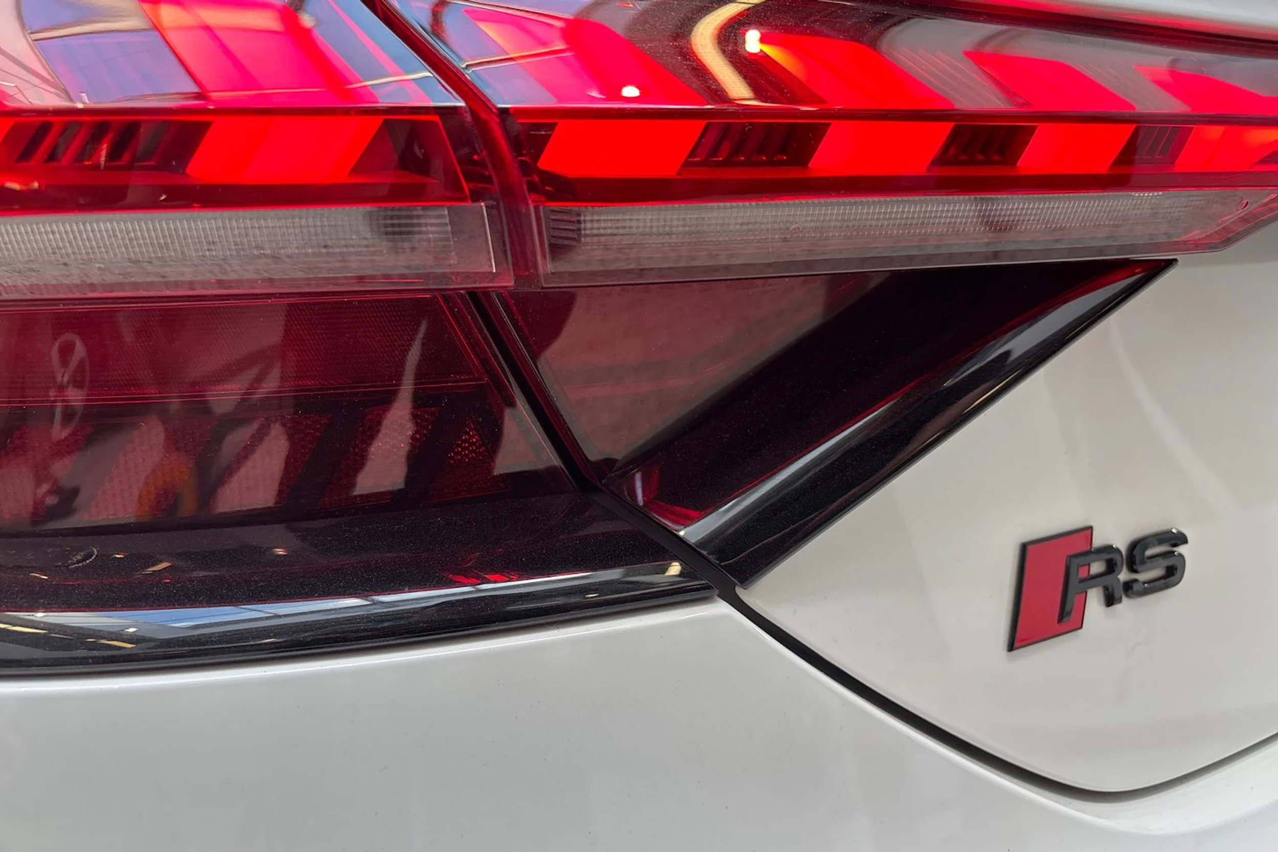valkoinen Audi RS e-tron GT 2022 kuva 13.