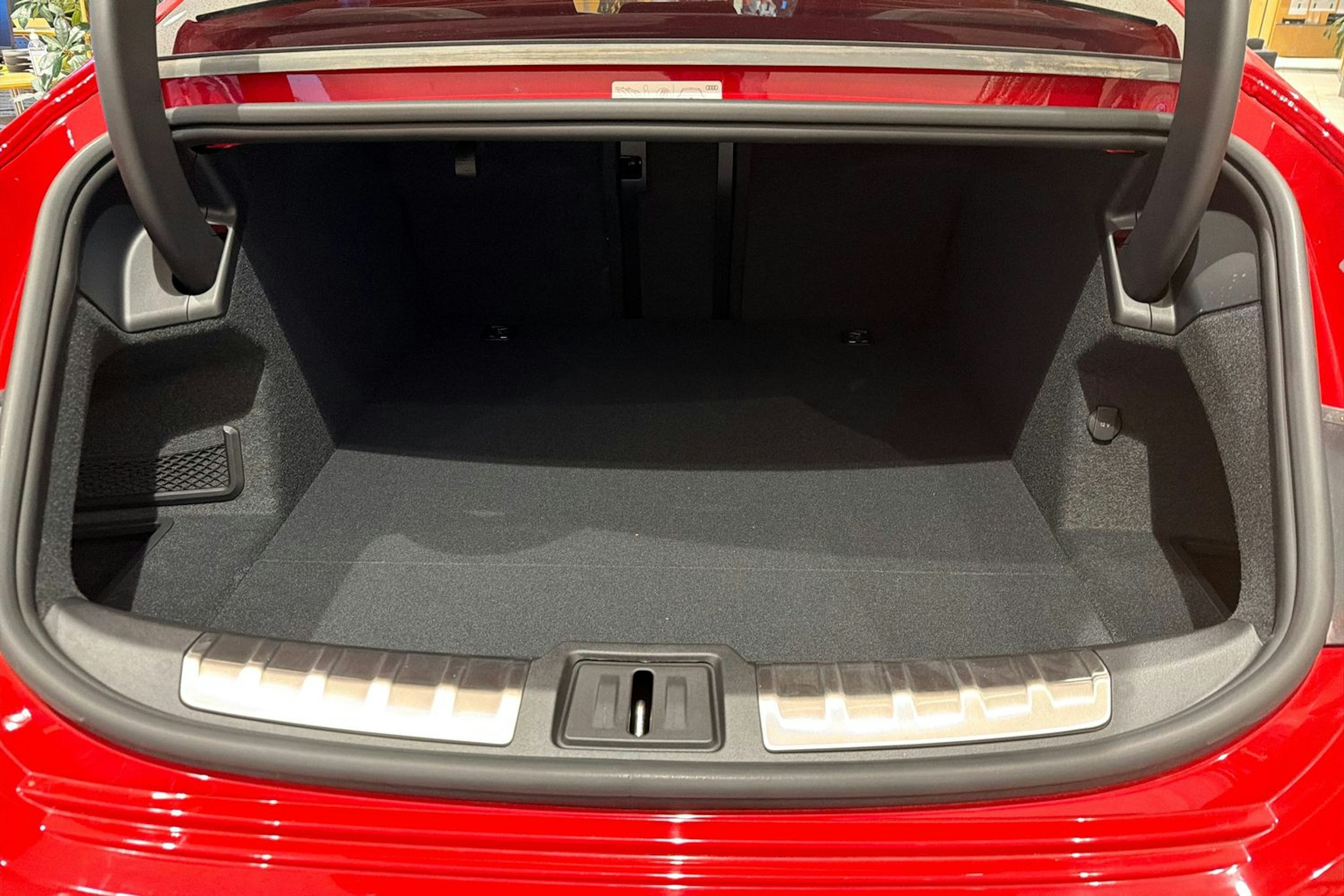 punainen Audi RS e-tron GT 2025 kuva 22.