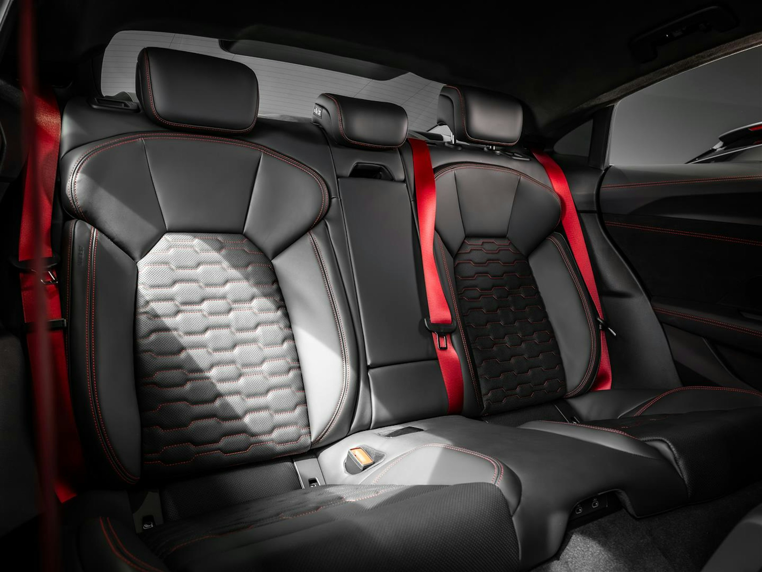 punainen Audi RS e-tron GT 2025 kuva 30.