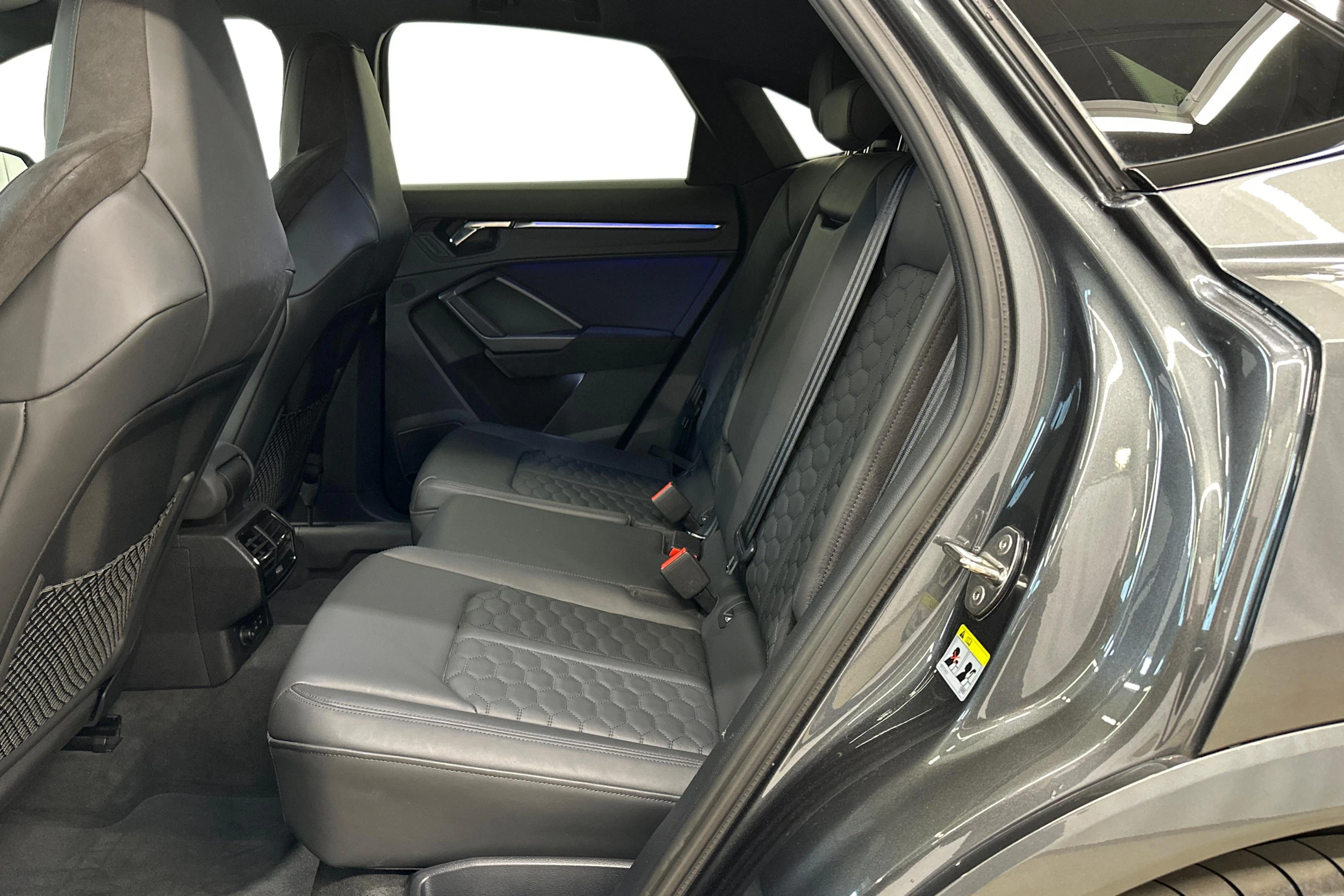 harmaa Audi RS Q3 2022 kuva 11.