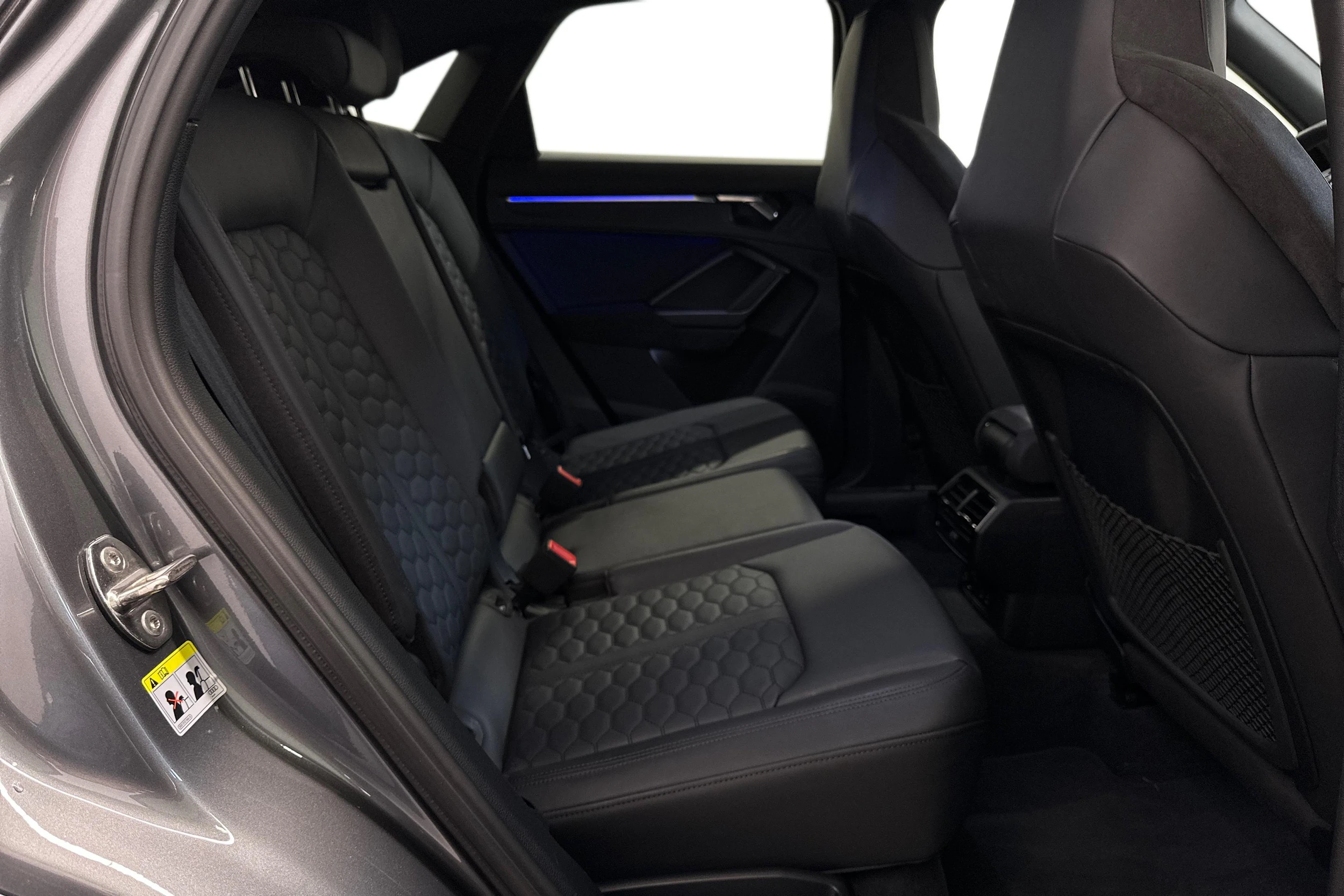 harmaa Audi RS Q3 2022 kuva 12.