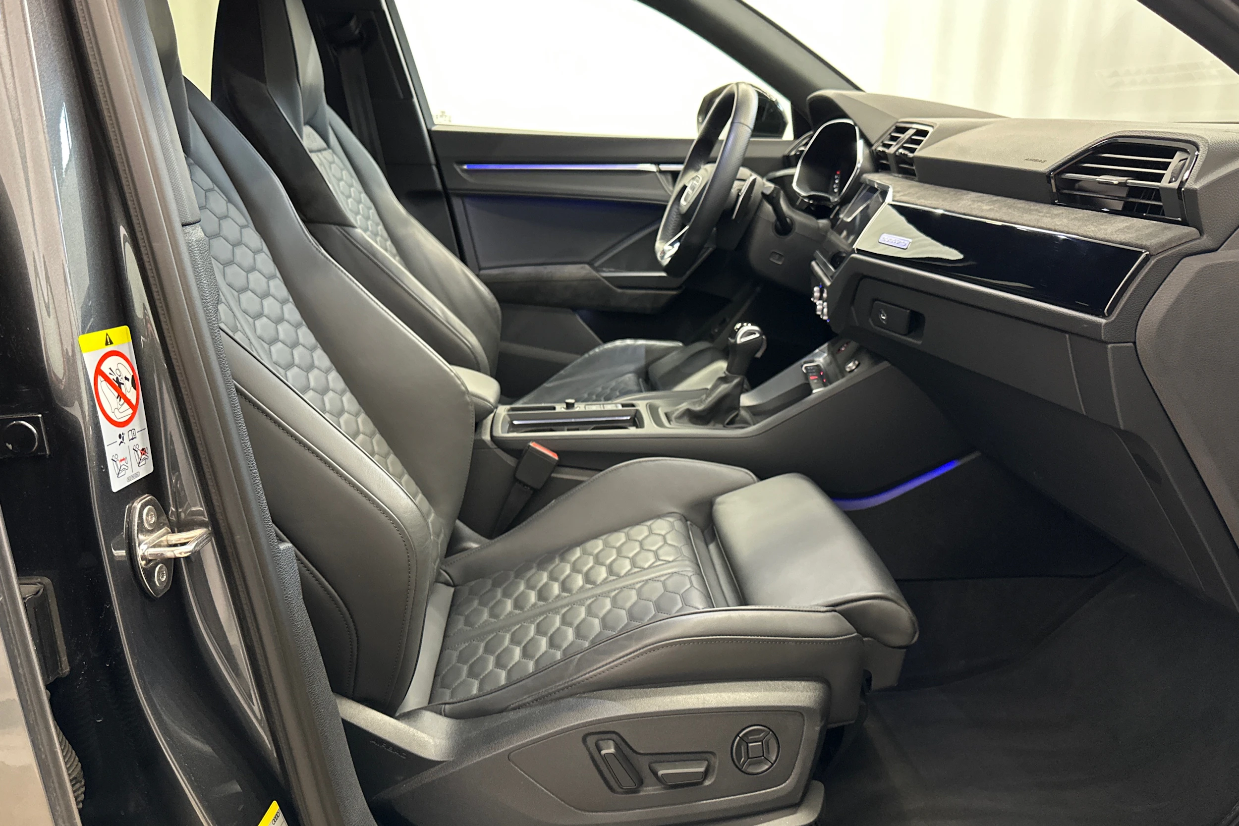 harmaa Audi RS Q3 2022 kuva 13.