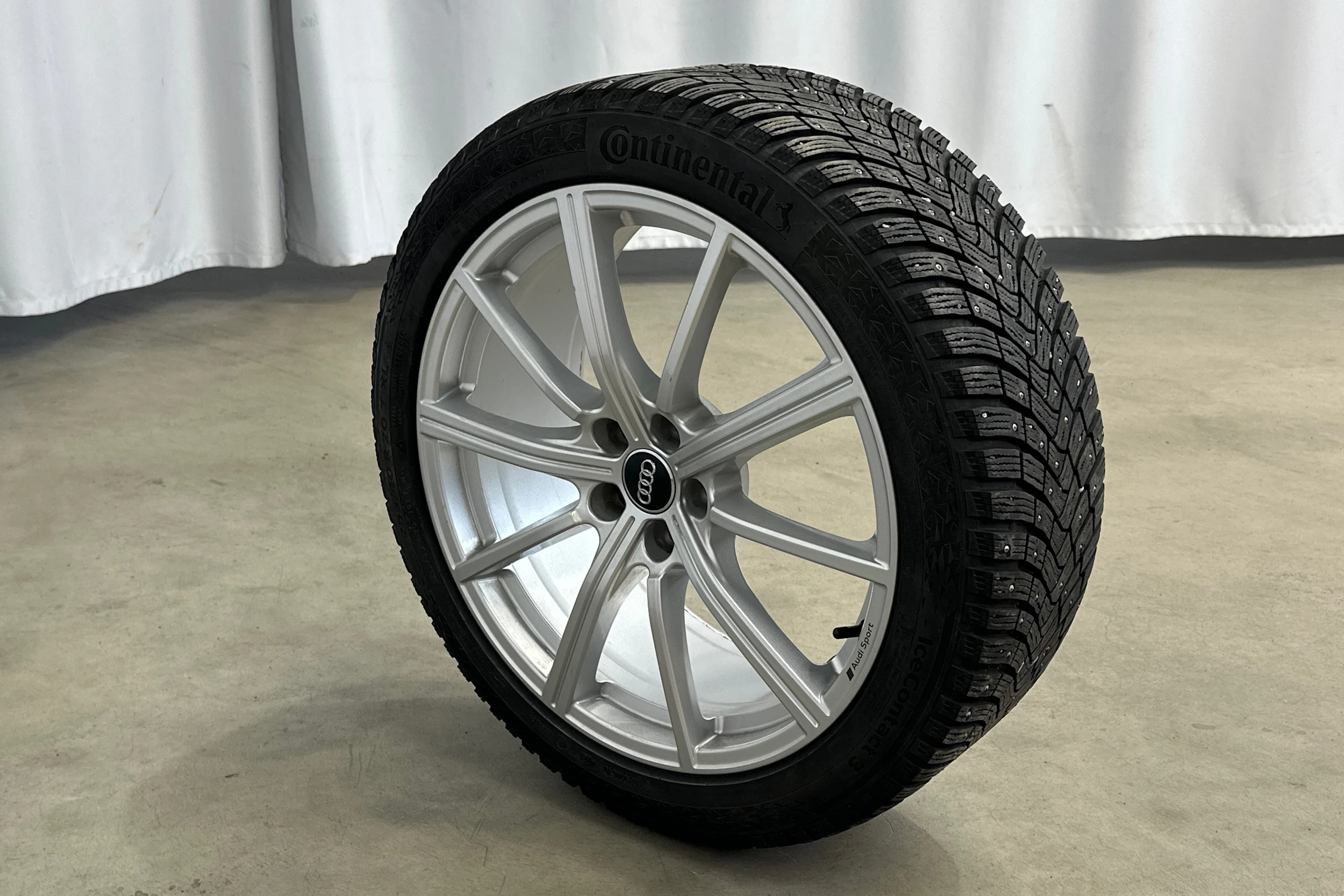 harmaa Audi RS Q3 2022 kuva 15.