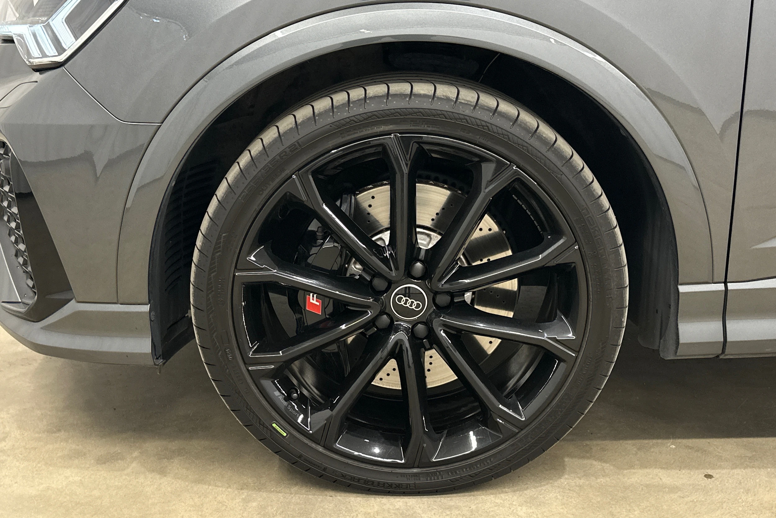 harmaa Audi RS Q3 2022 kuva 16.