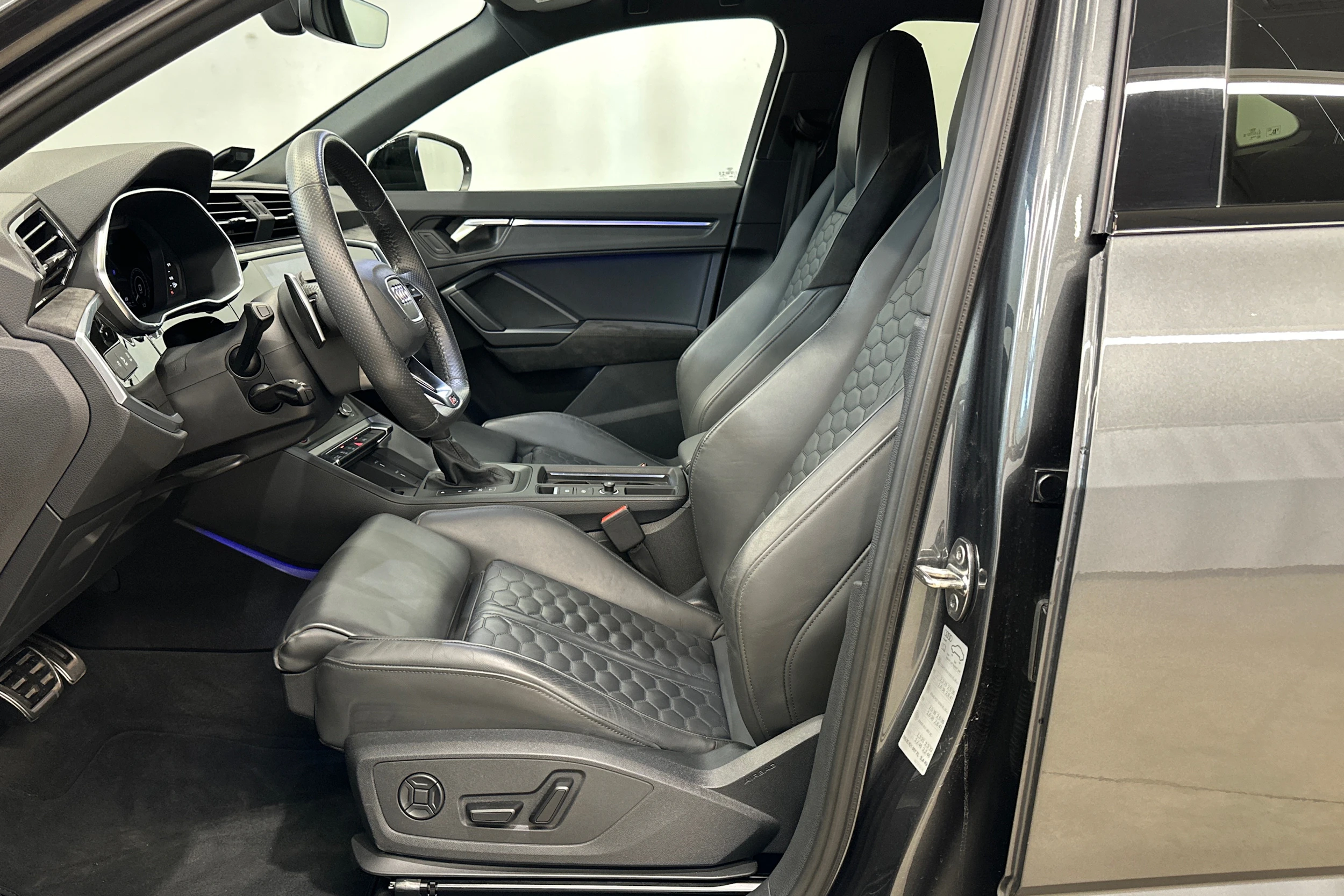harmaa Audi RS Q3 2022 kuva 17.
