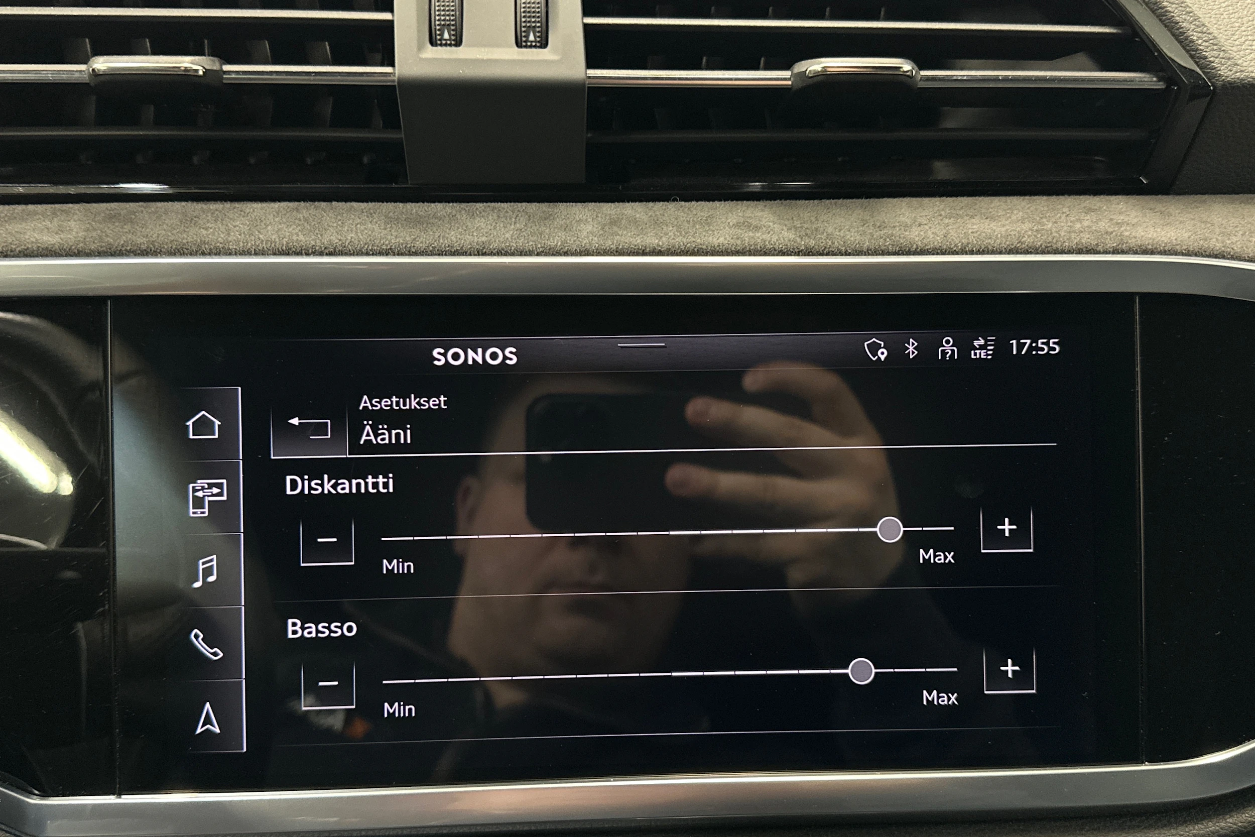 harmaa Audi RS Q3 2022 kuva 26.