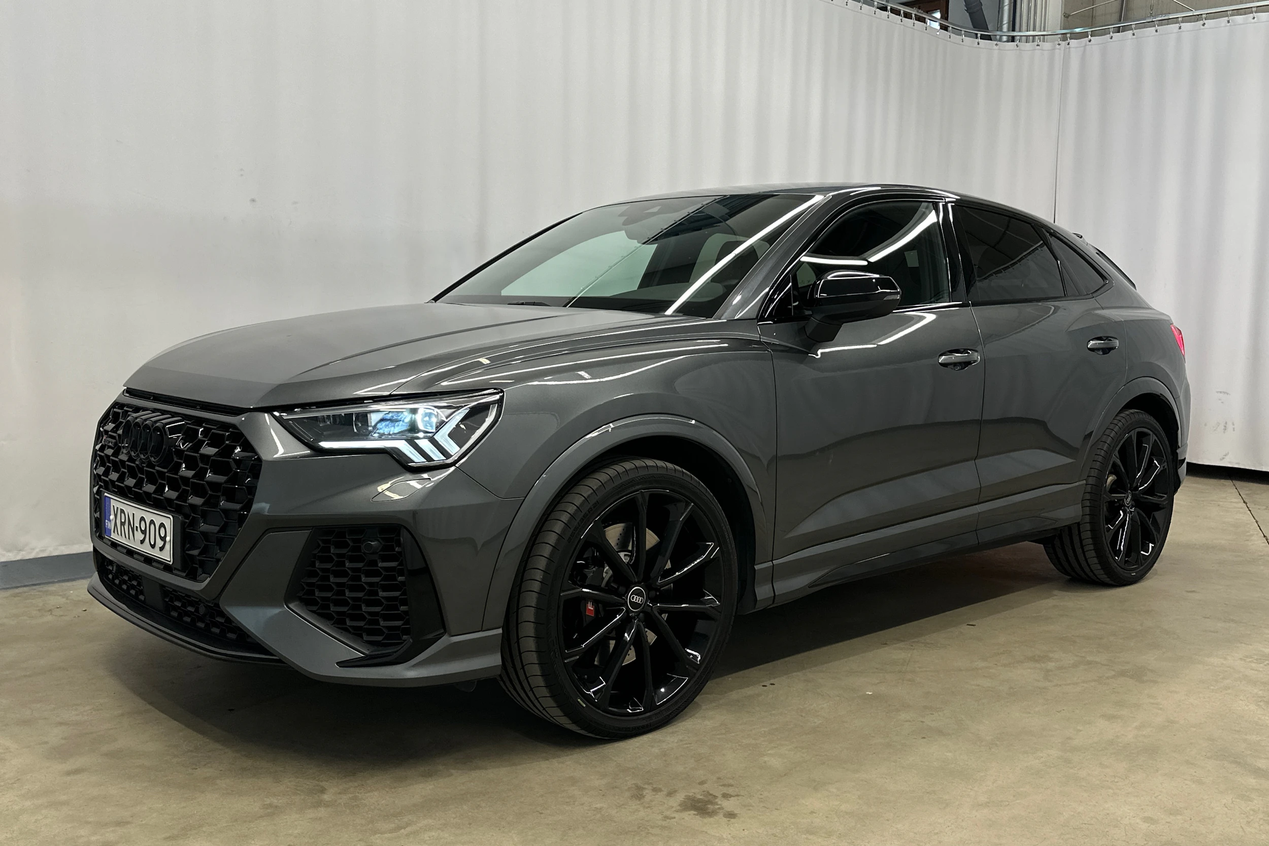 harmaa Audi RS Q3 2022 kuva 33.