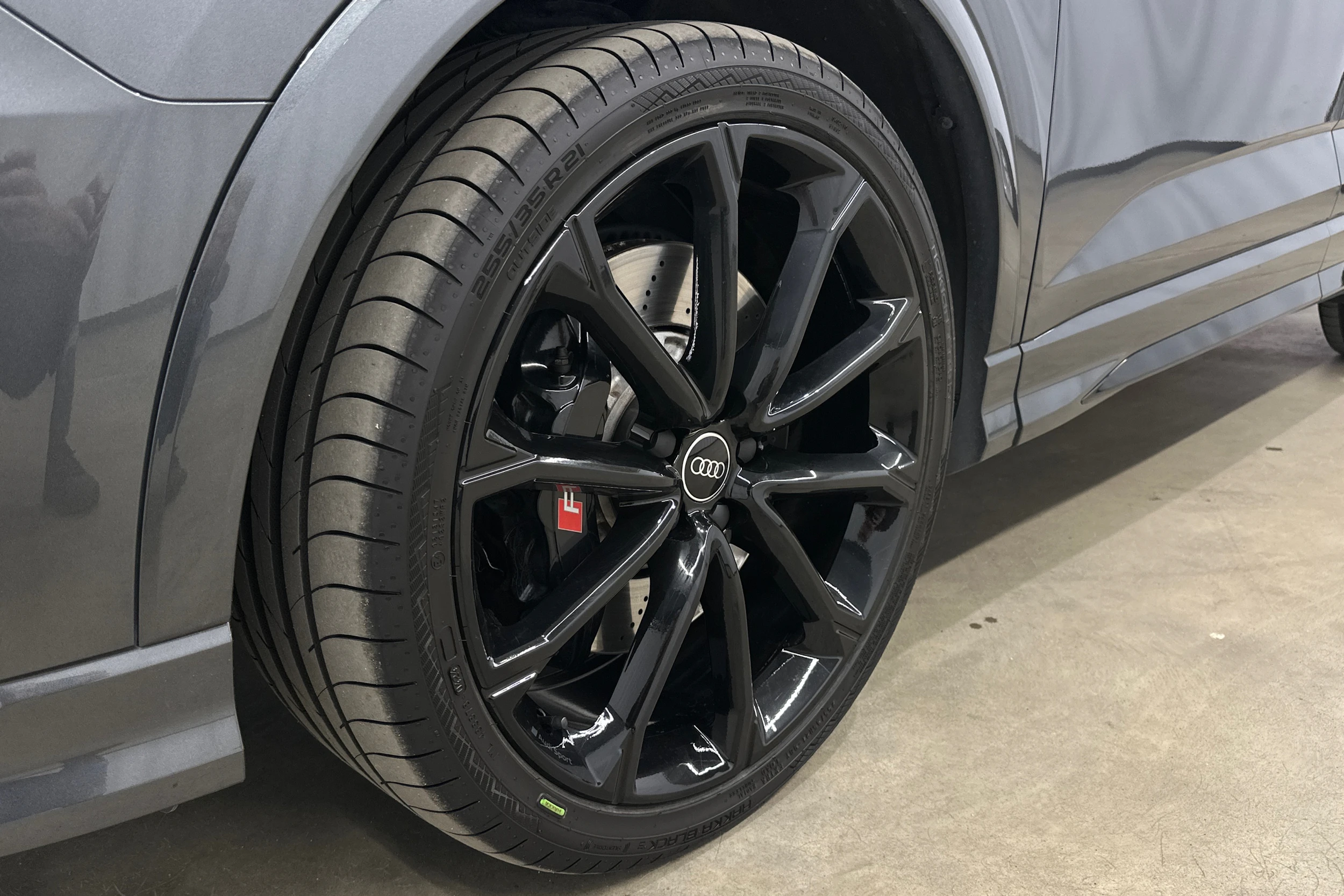 harmaa Audi RS Q3 2022 kuva 34.