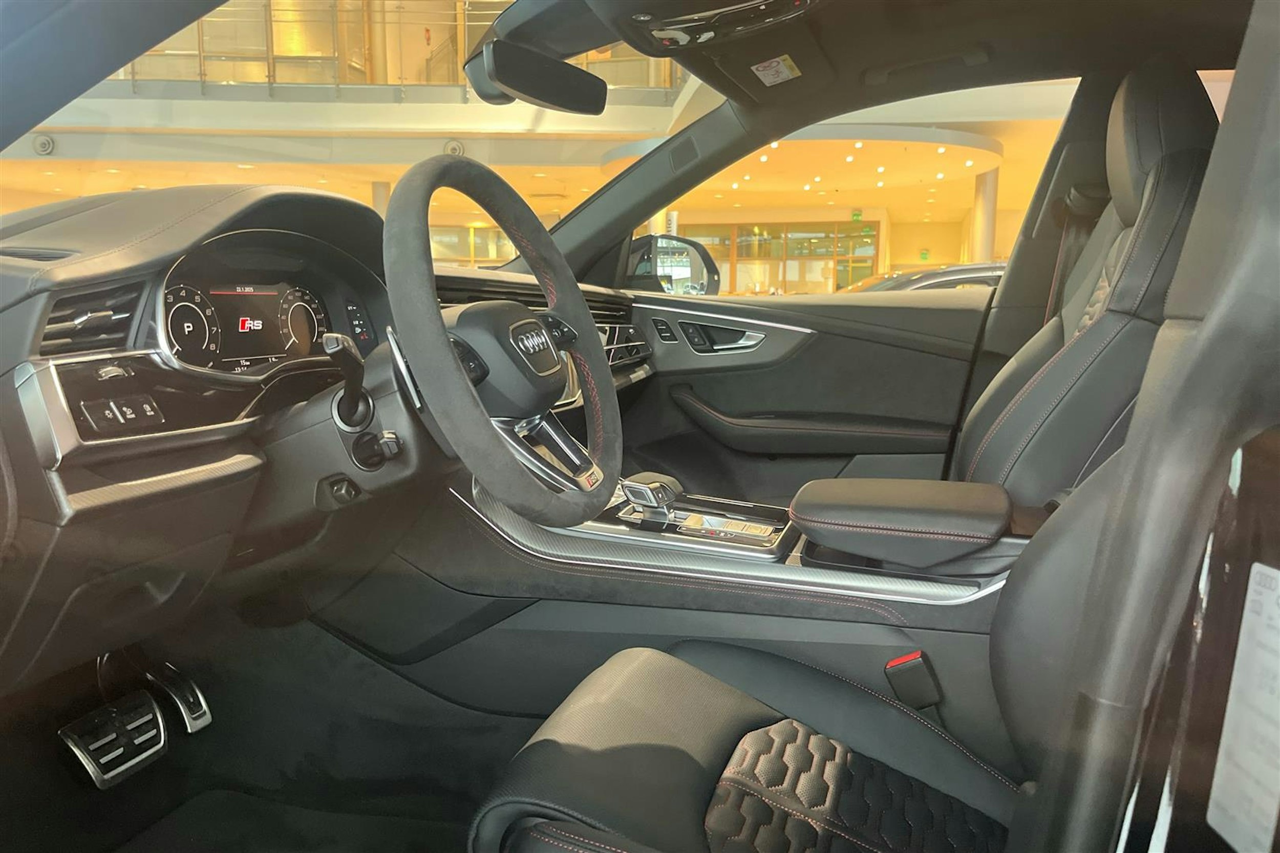 mythos musta Audi RS Q8 2025 kuva 6.