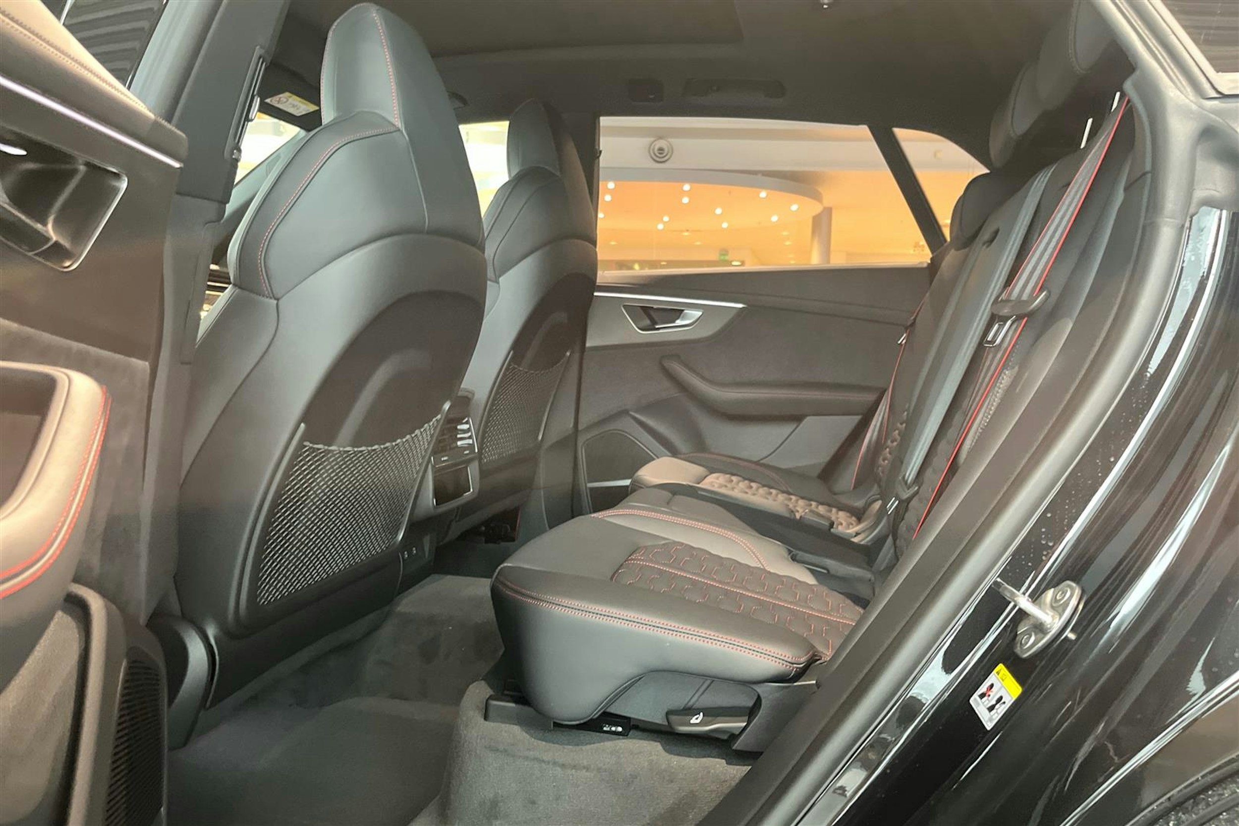 mythos musta Audi RS Q8 2025 kuva 8.