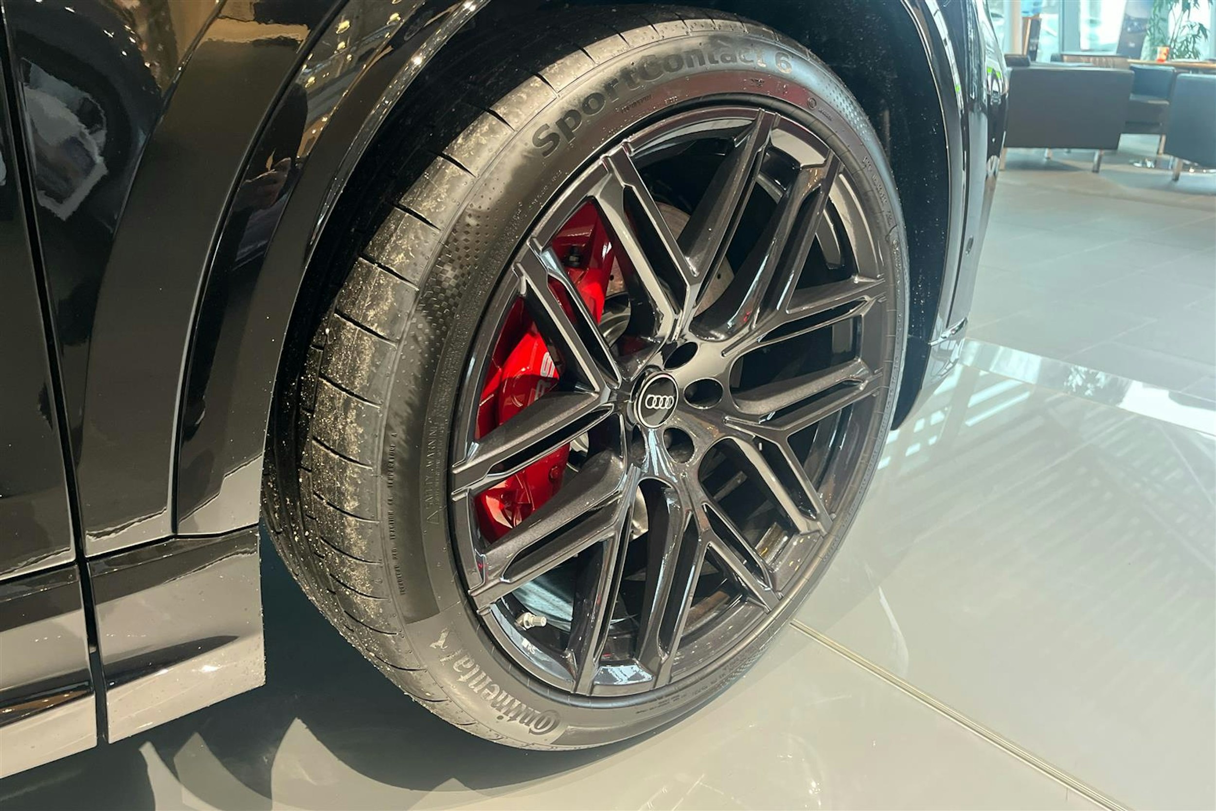 mythos musta Audi RS Q8 2025 kuva 10.