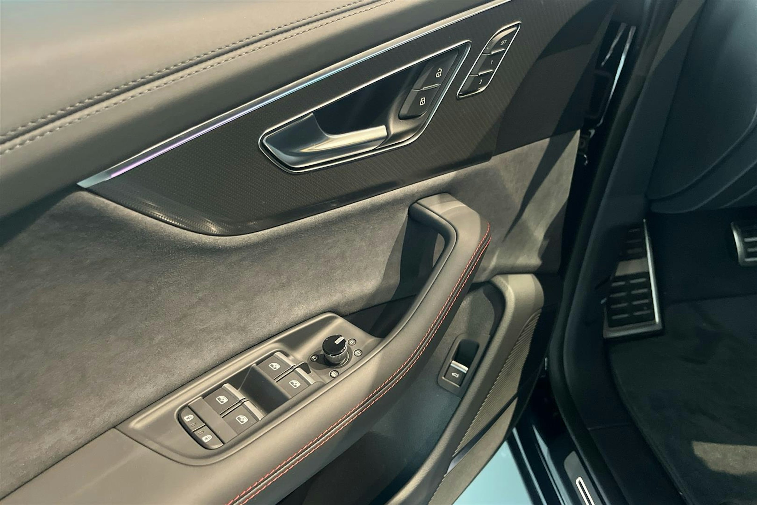 mythos musta Audi RS Q8 2025 kuva 12.