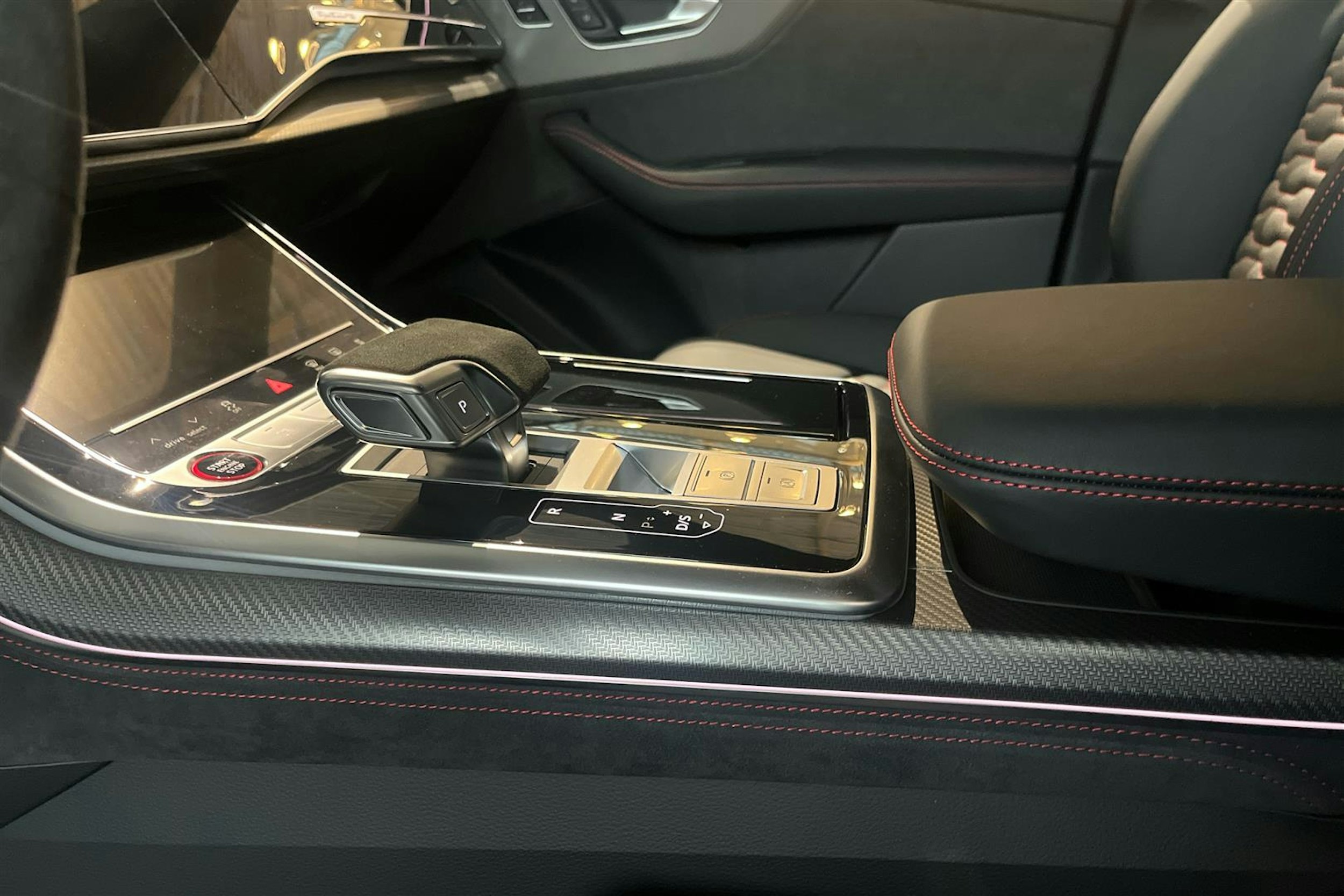 mythos musta Audi RS Q8 2025 kuva 15.