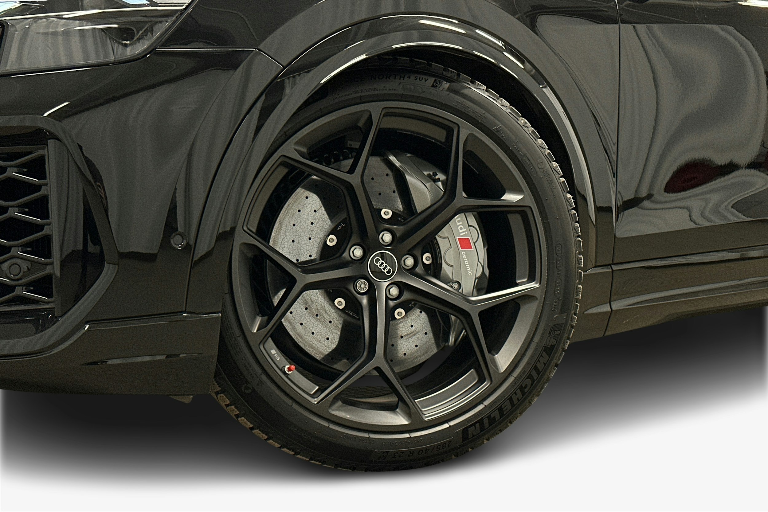 met. musta Audi RS Q8 2025 kuva 9.