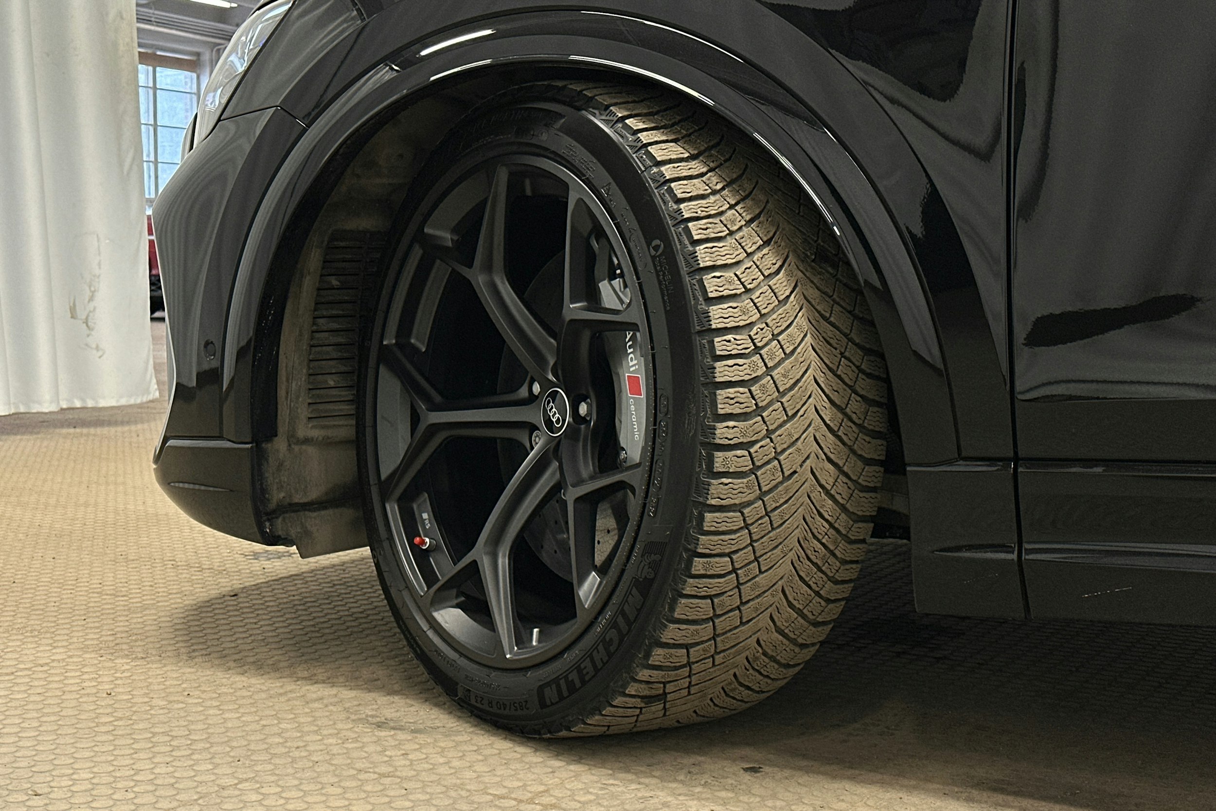 met. musta Audi RS Q8 2025 kuva 10.