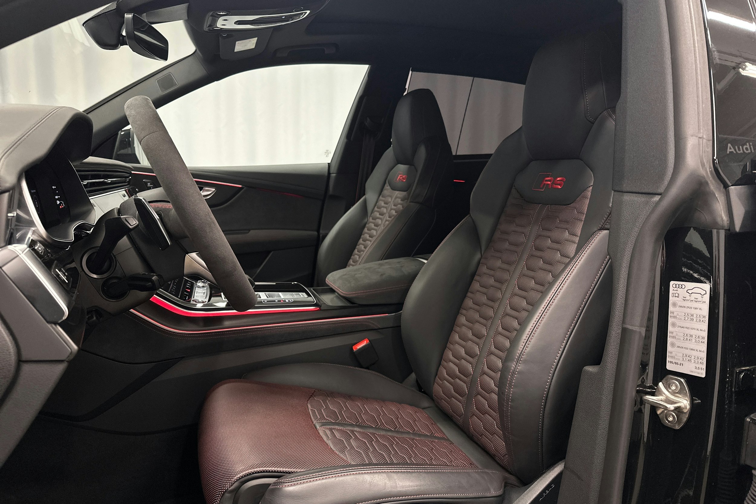 met. musta Audi RS Q8 2025 kuva 15.