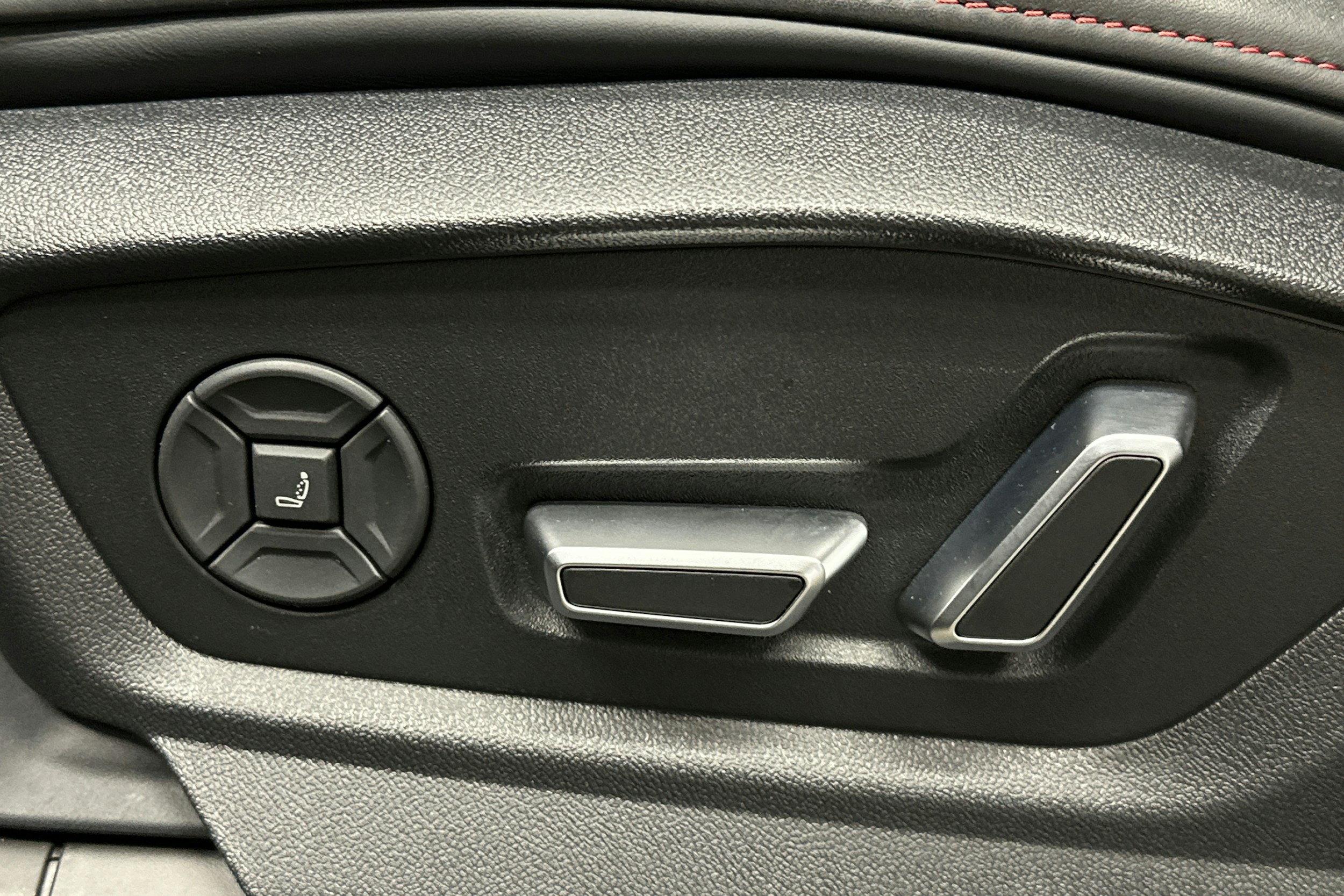 met. musta Audi RS Q8 2025 kuva 16.