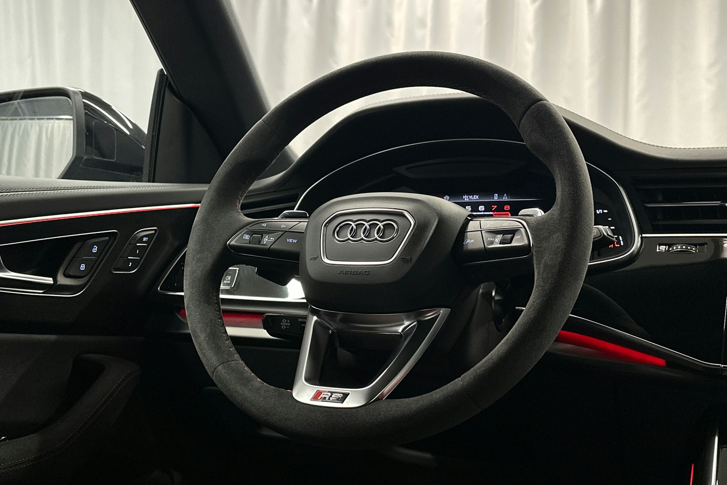 met. musta Audi RS Q8 2025 kuva 18.