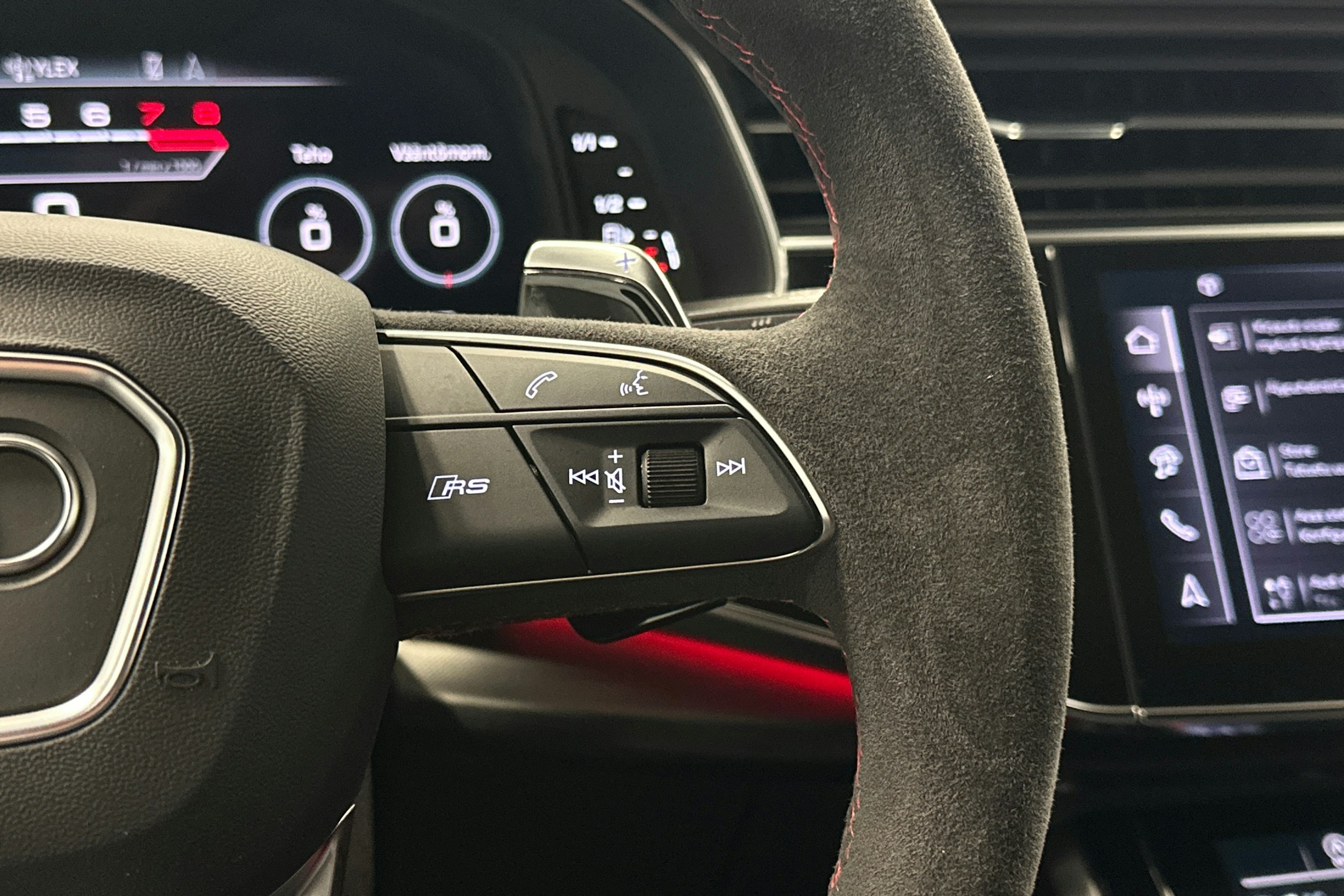 met. musta Audi RS Q8 2025 kuva 20.