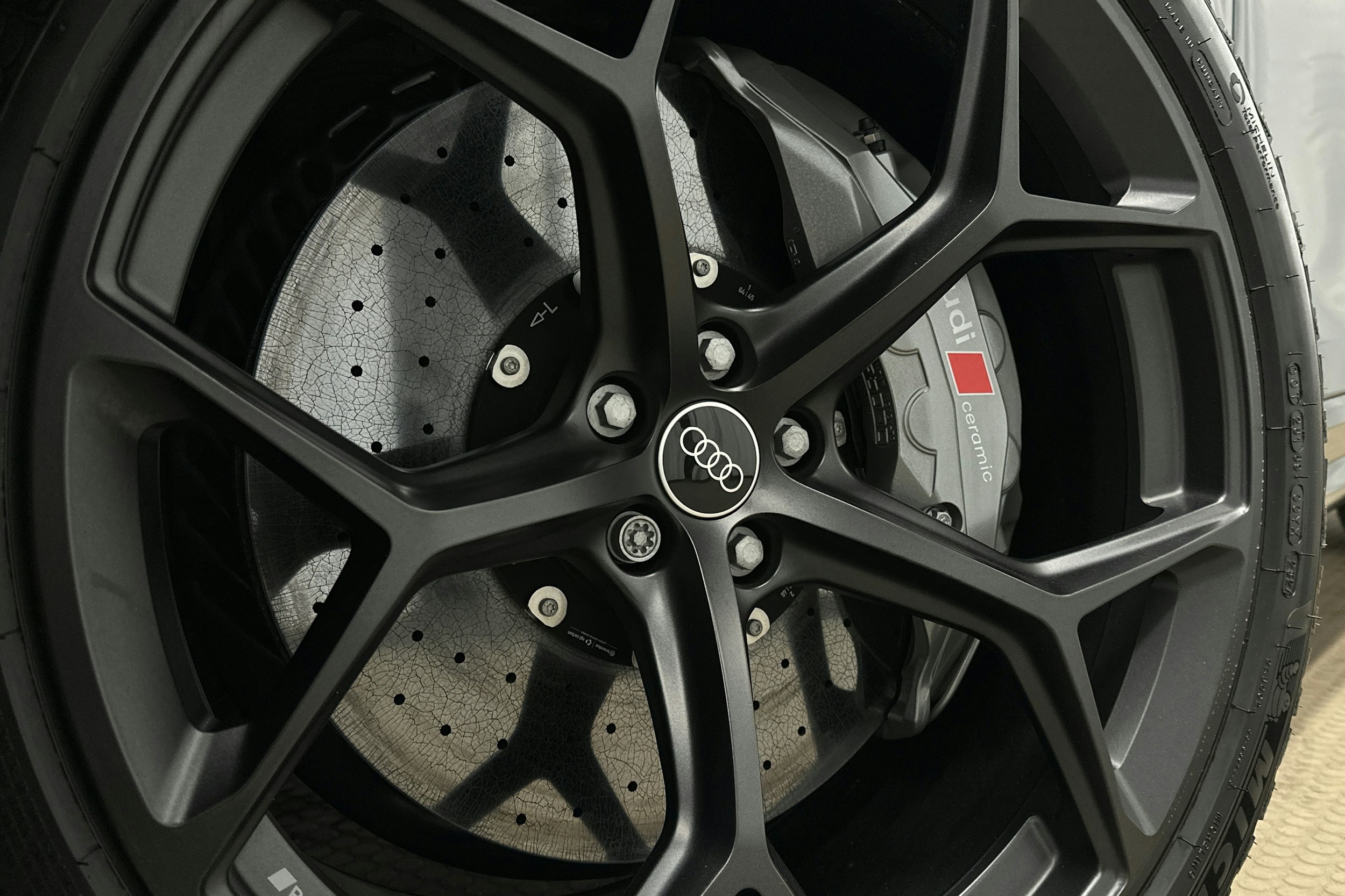 met. musta Audi RS Q8 2025 kuva 38.