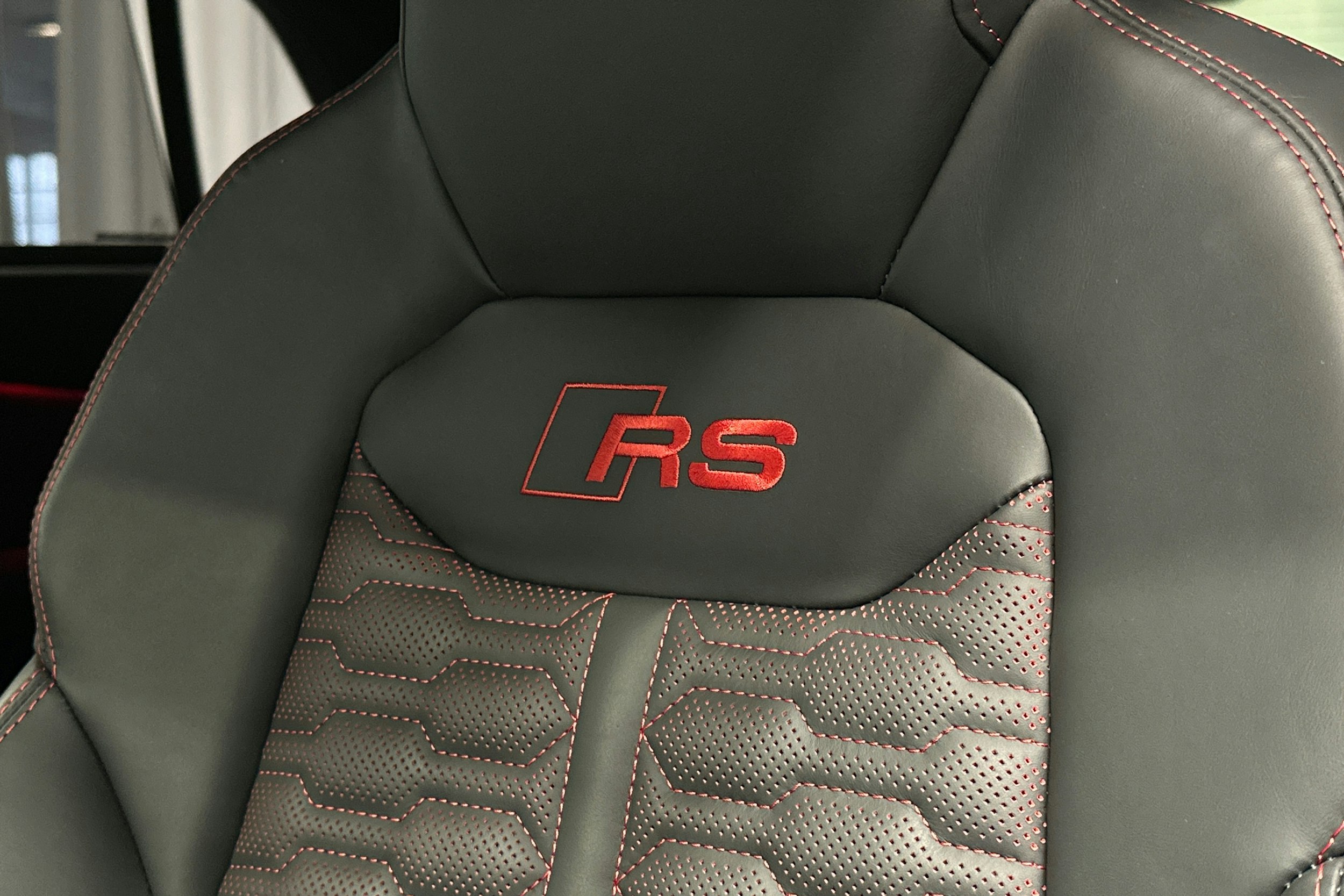 met. musta Audi RS Q8 2025 kuva 41.