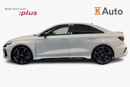valkoinen Audi RS3 2022 kuva 6.