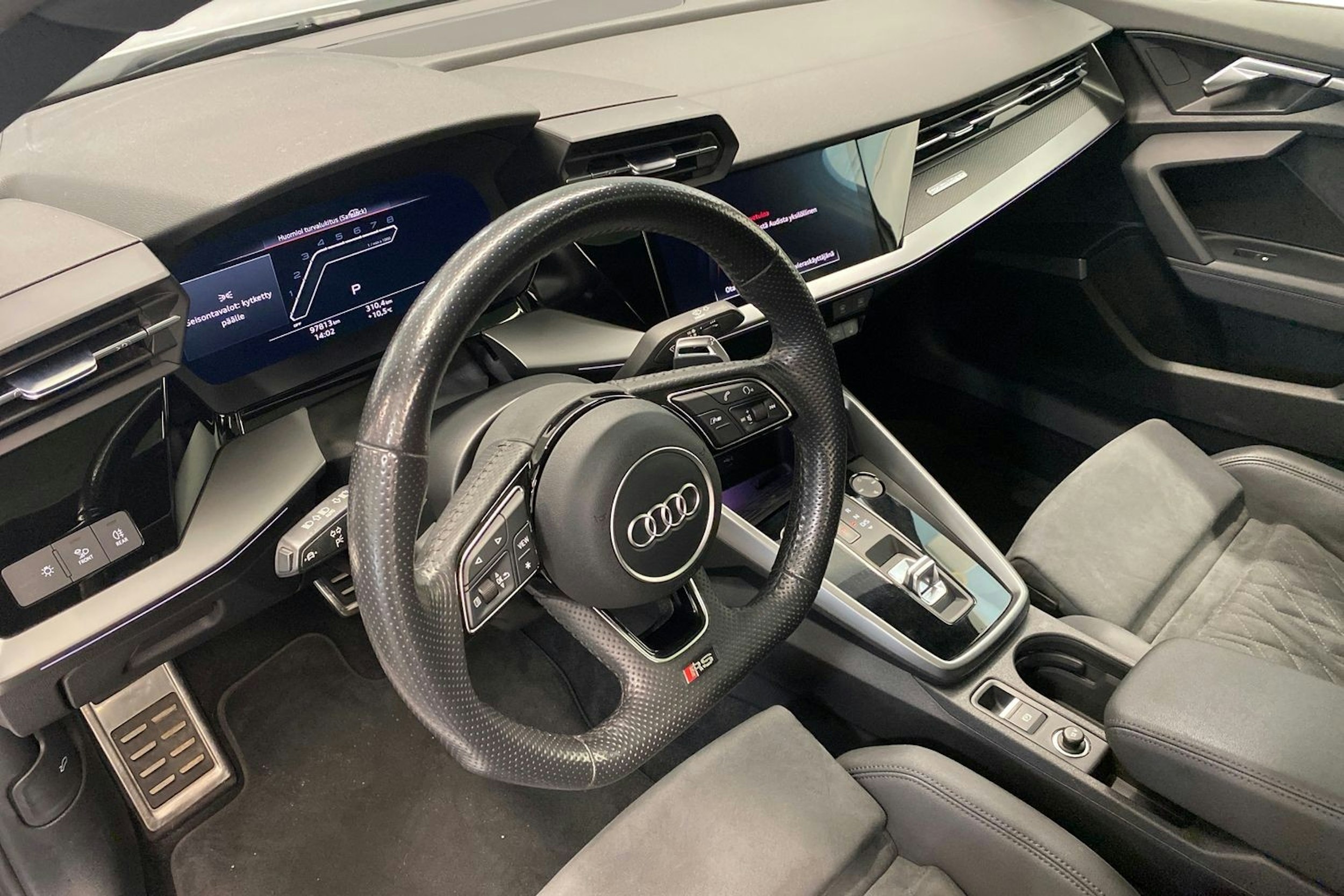 valkoinen Audi RS3 2022 kuva 7.