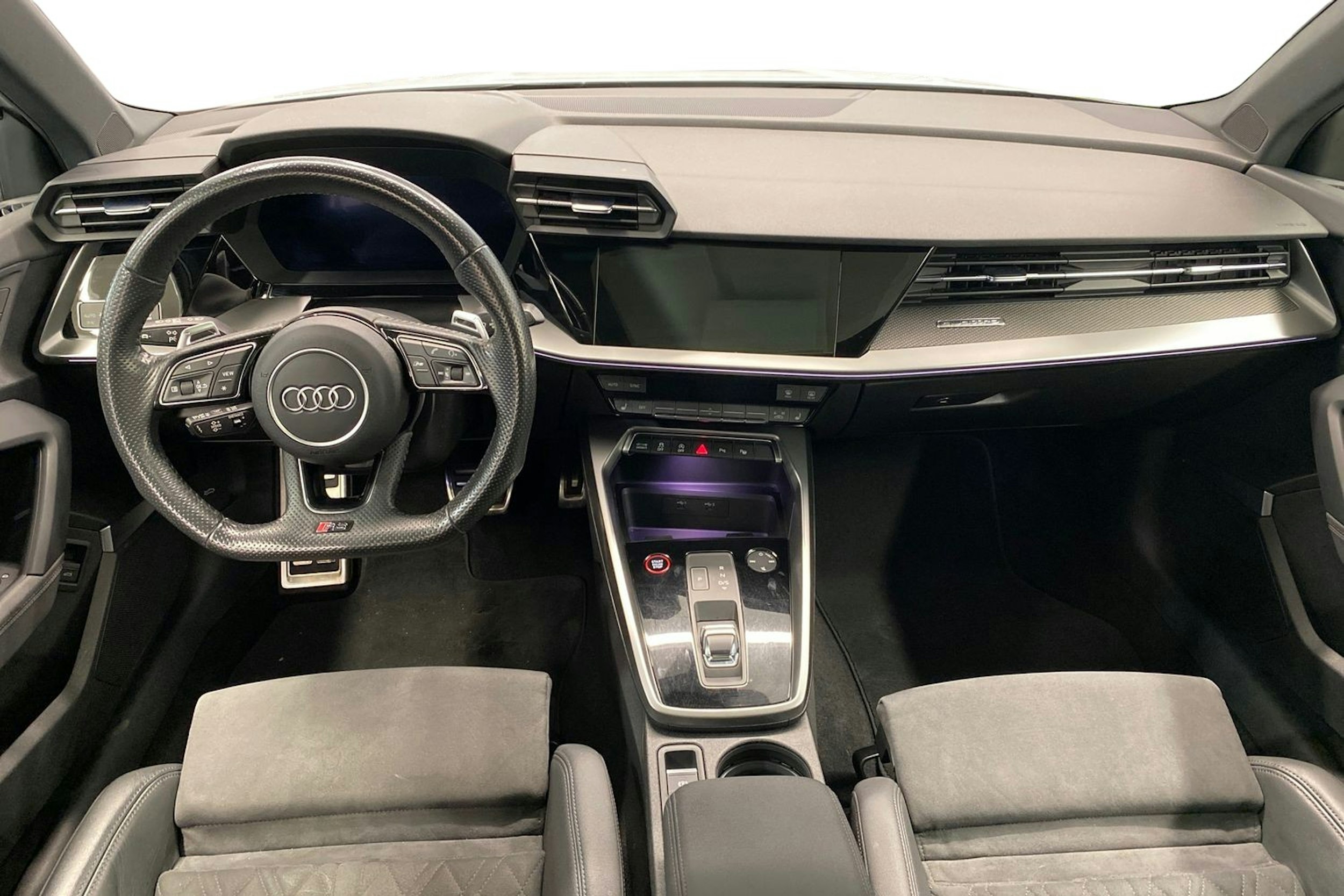 valkoinen Audi RS3 2022 kuva 9.