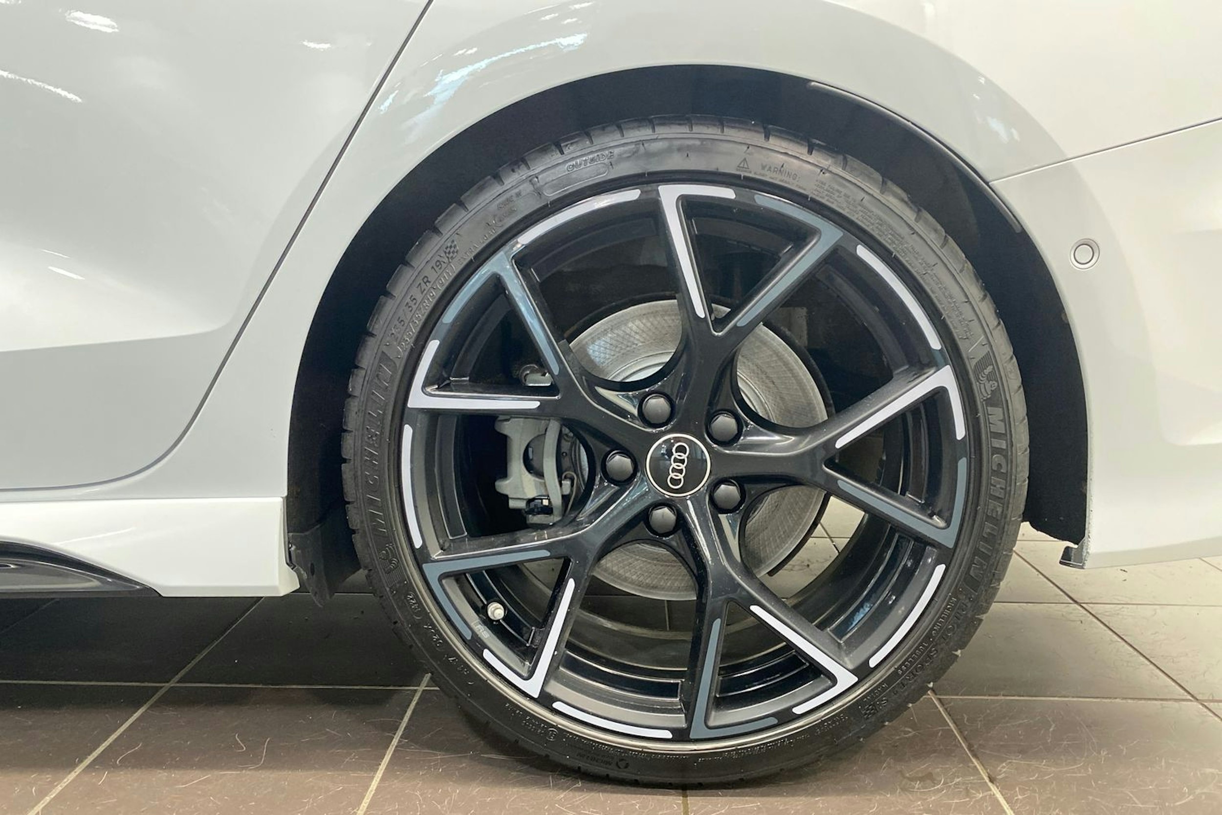 valkoinen Audi RS3 2022 kuva 12.