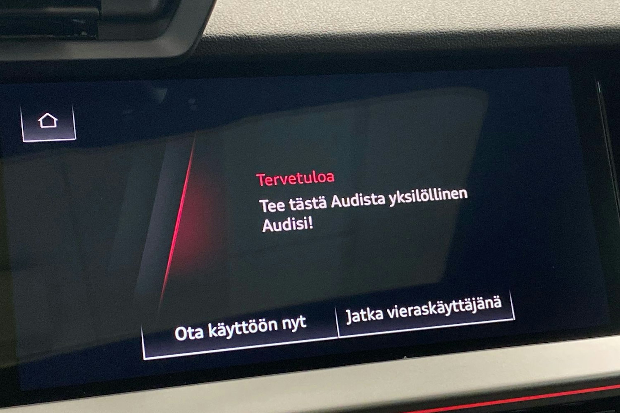 valkoinen Audi RS3 2022 kuva 14.